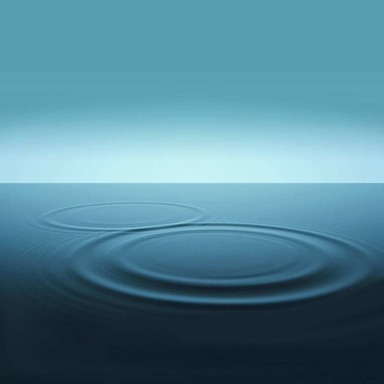 水 桌布 壁紙 — 漣漪在漸變天空下的平靜藍色水面上擴散。