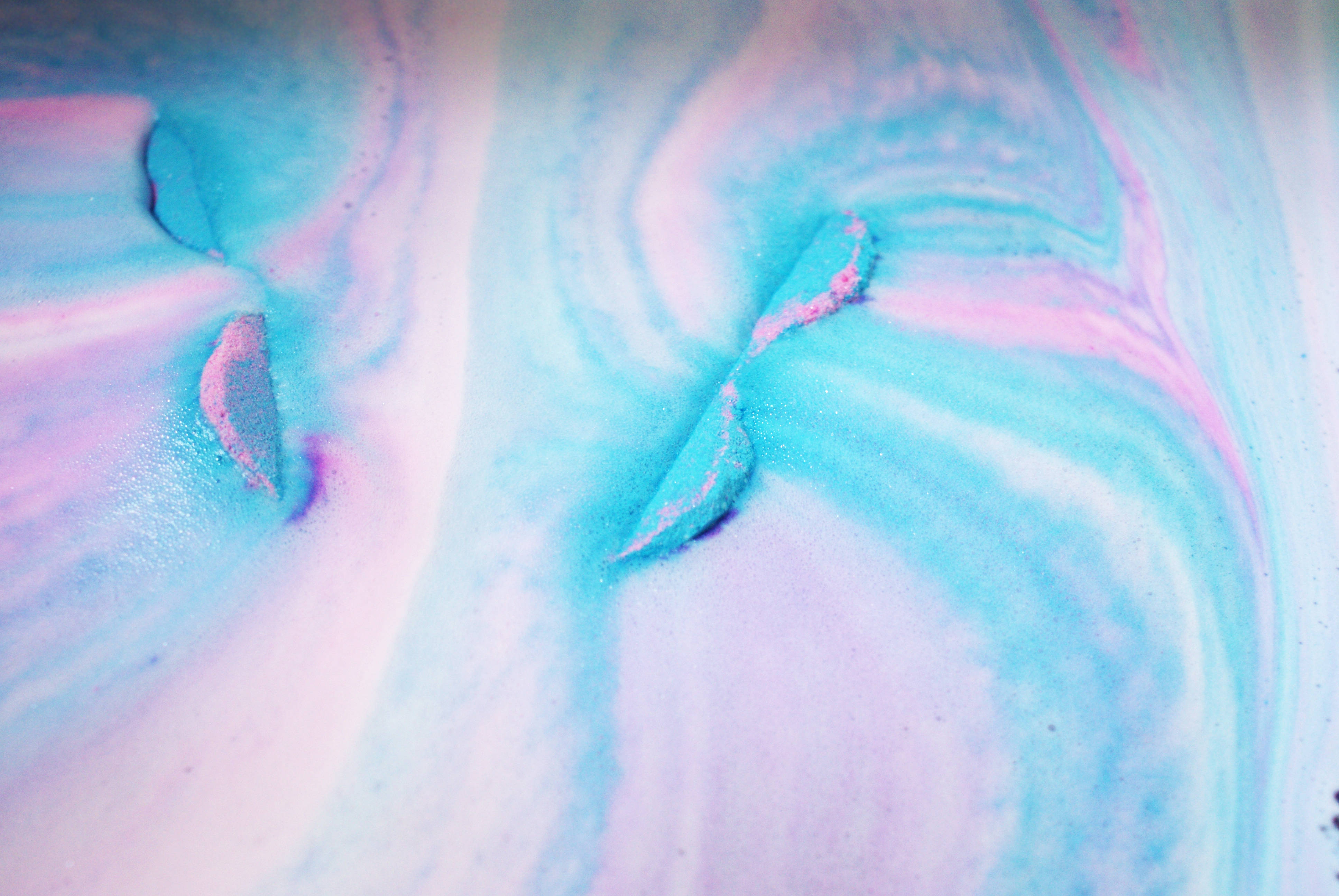 Lush 桌布 壁紙 — 漩渦粉藍和粉紅液體的近距離特寫，帶有紋理峰頂，營造出夢幻般的抽象圖案。
