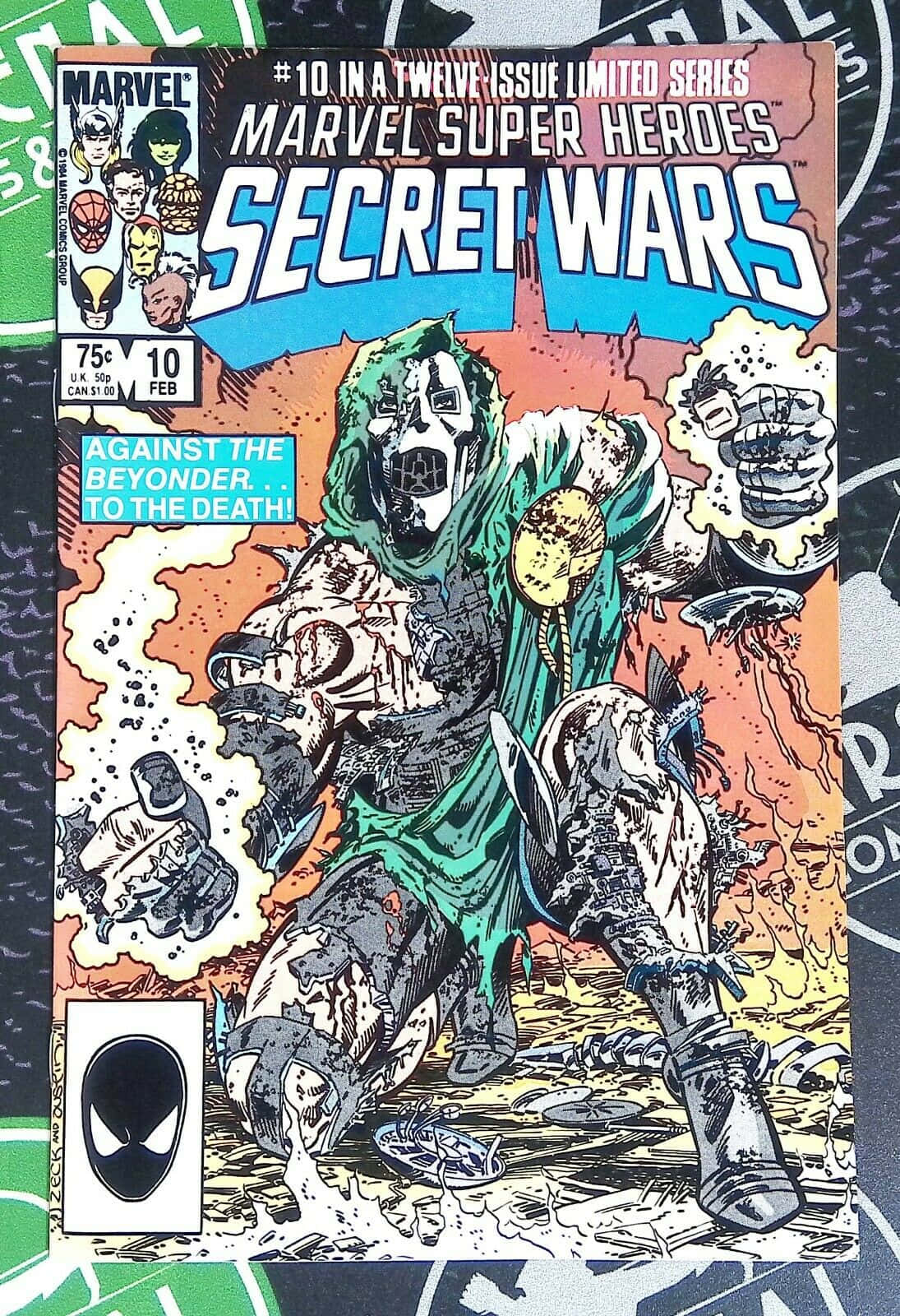 Secret Wars 桌布 壁紙 — 漫畫書封面，描繪一個戴著兜帽、身穿綠色斗篷的骷髏人物，在熾熱的橙色背景前揮舞武器。
