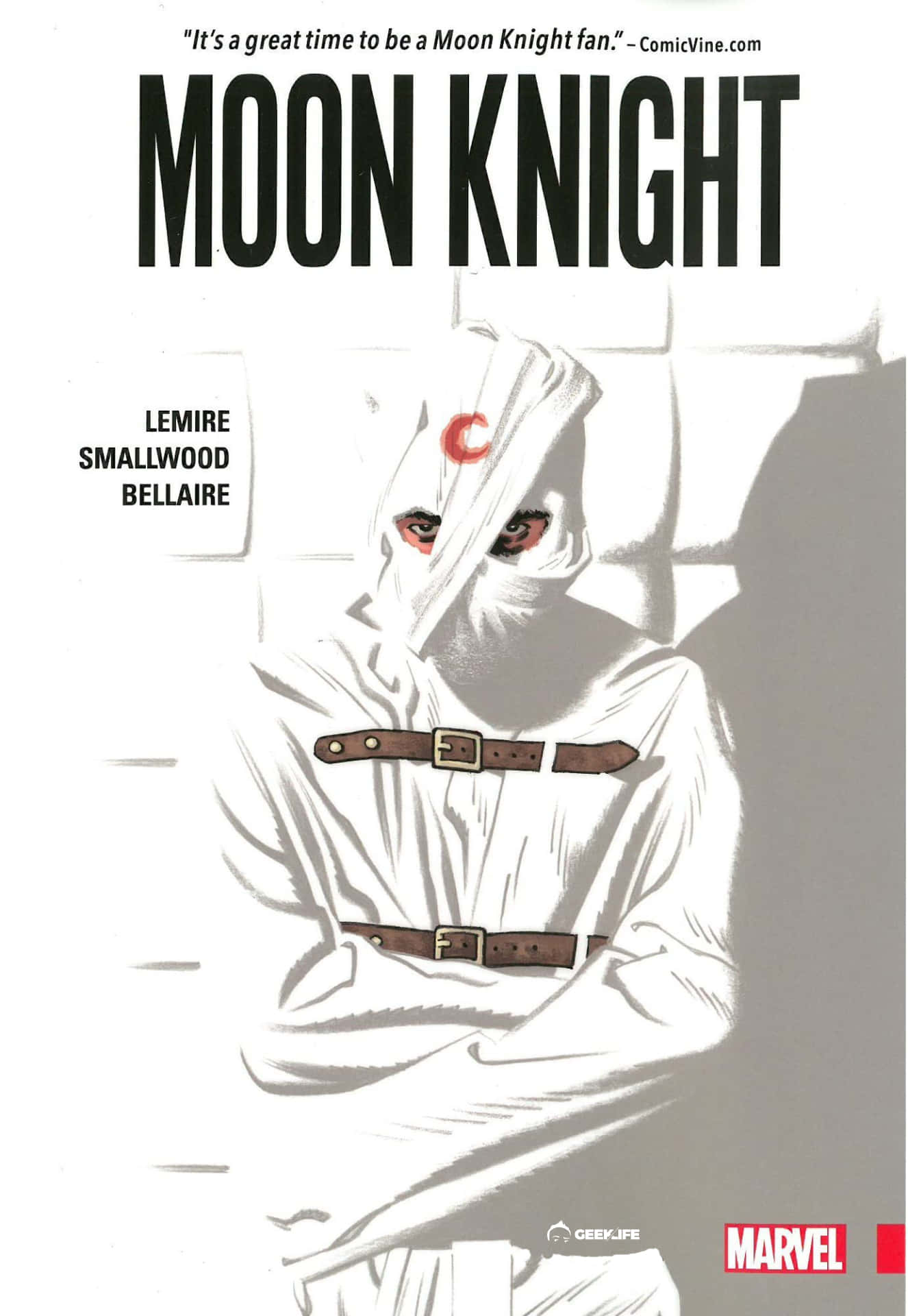 Moon Knight 桌布 壁紙 — 漫畫書封面，描繪月光騎士身穿白色連帽長袍，帶有紅色新月符號和棕色腰帶，站在陰影光線中。