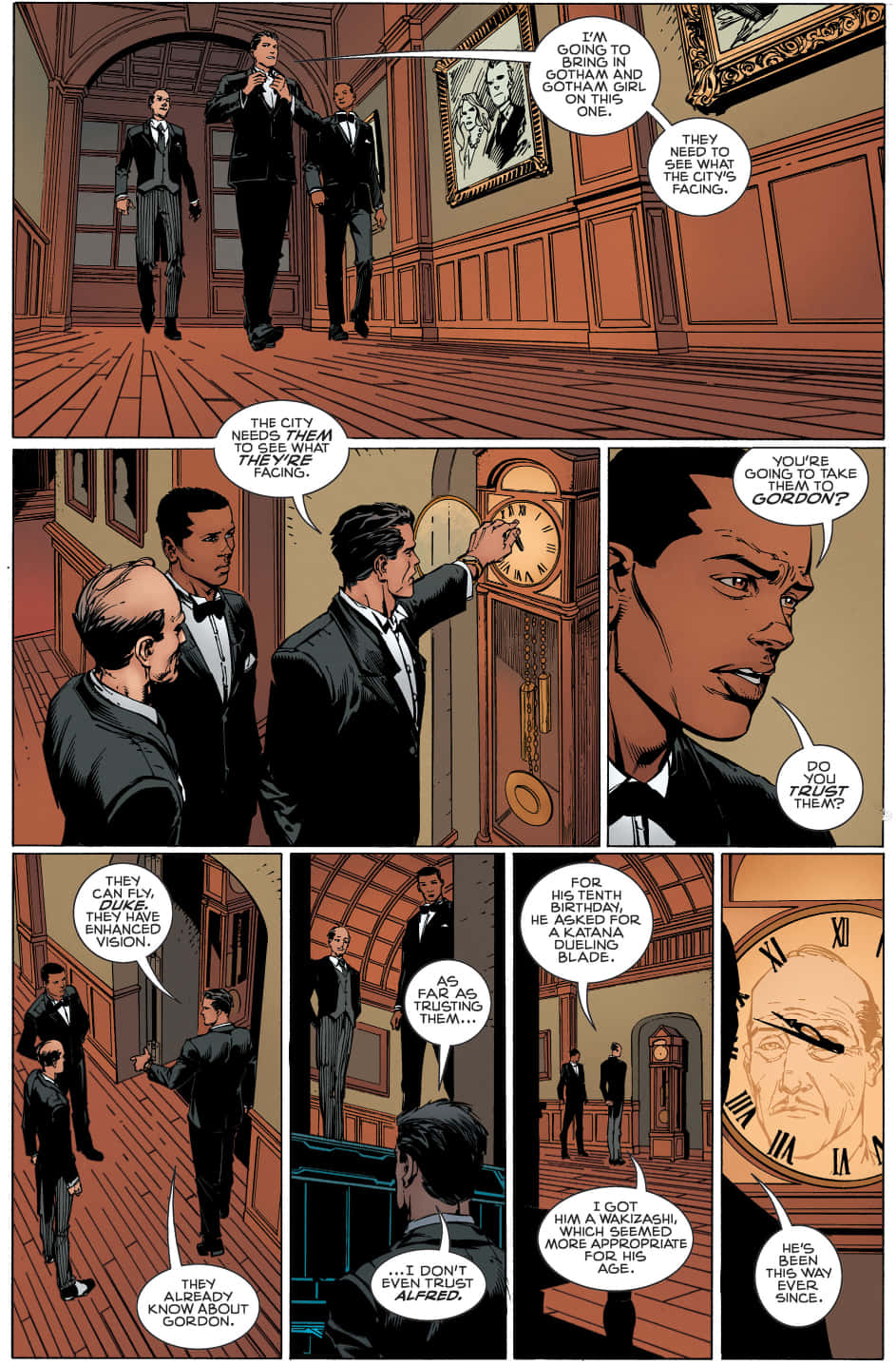 Alfred Pennyworth 桌布 壁紙 — 漫畫格顯示穿著西裝的男人走過宏偉的木製走廊，並在一個大老爺鐘附近討論高譚的危險。