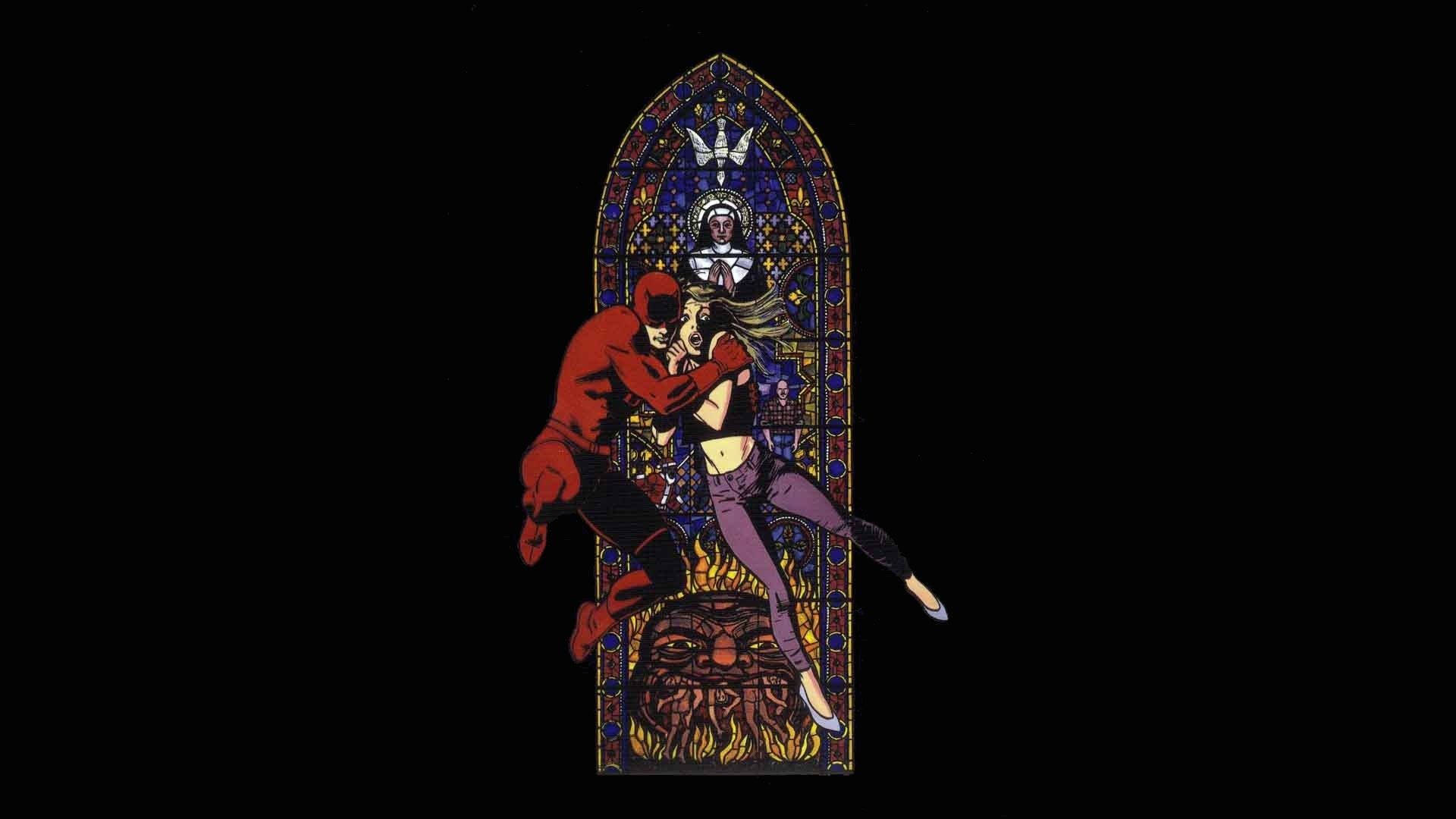 夜魔俠 桌布 壁紙 — 漫畫風格插圖，描繪一位身穿紅色緊身衣的超級英雄在彩繪玻璃窗前擁抱一名女子。