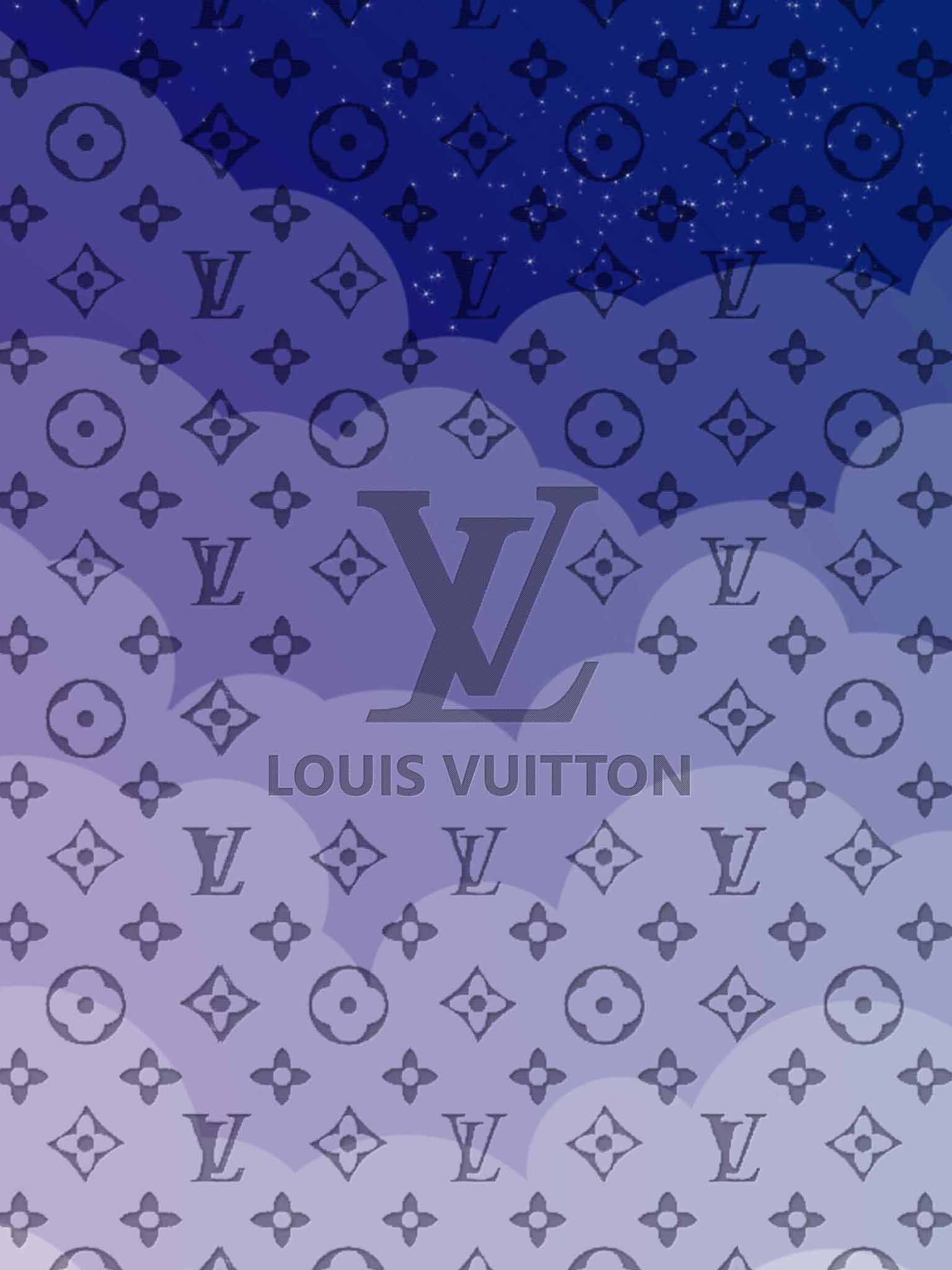Louis Vuitton Aesthetic 桌布 壁紙 — 漸層紫色和藍色天空，充滿雲朵和星星，並疊加重複的 Louis Vuitton 字母圖案。