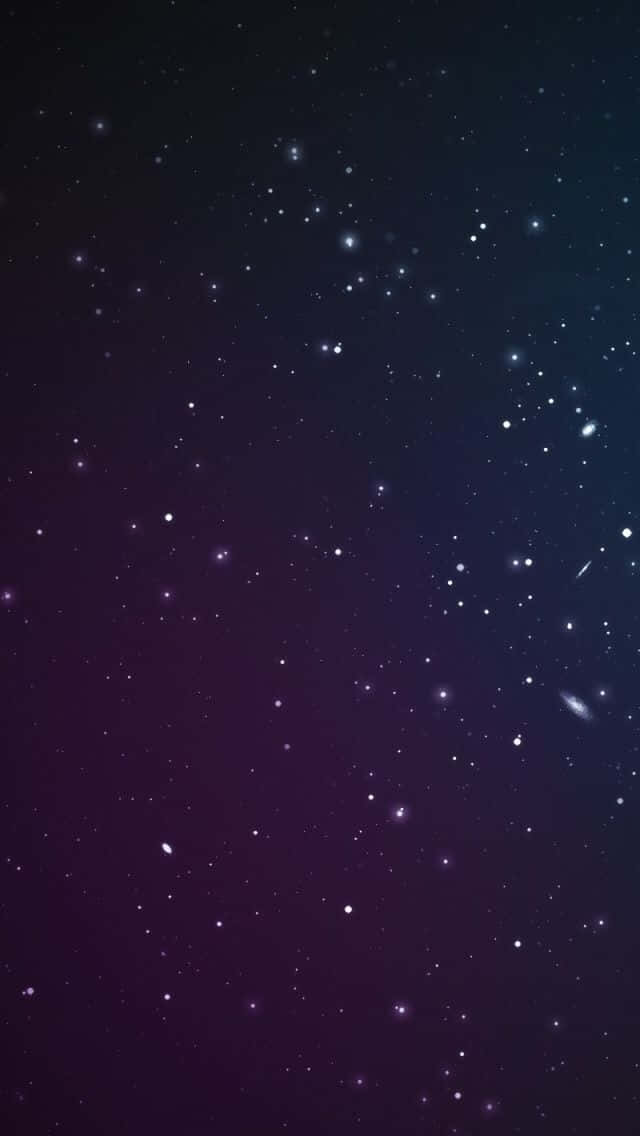 Hipster Galaxy Tumblr 桌布 壁紙 — 漸變夜空從深紫色過渡到海軍藍，點綴著無數星星和一個微弱的發光星系。