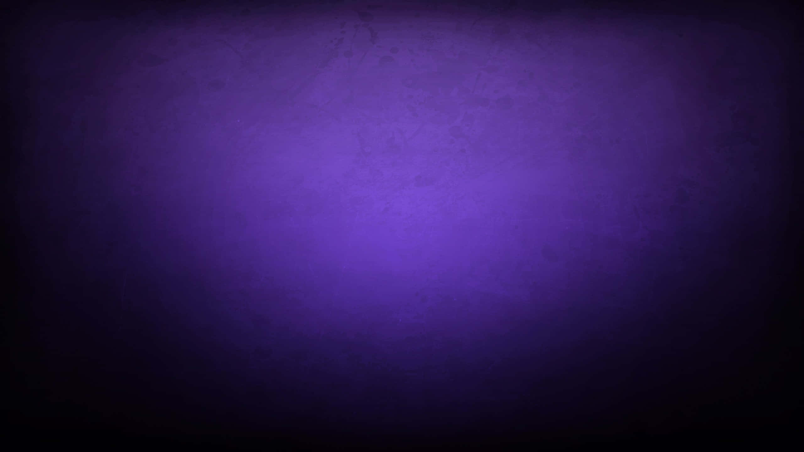 Purple Texture 桌布 壁紙 — 漸變紫色紋理背景，邊緣漸變為黑色，帶有微妙的 grunge 細節。