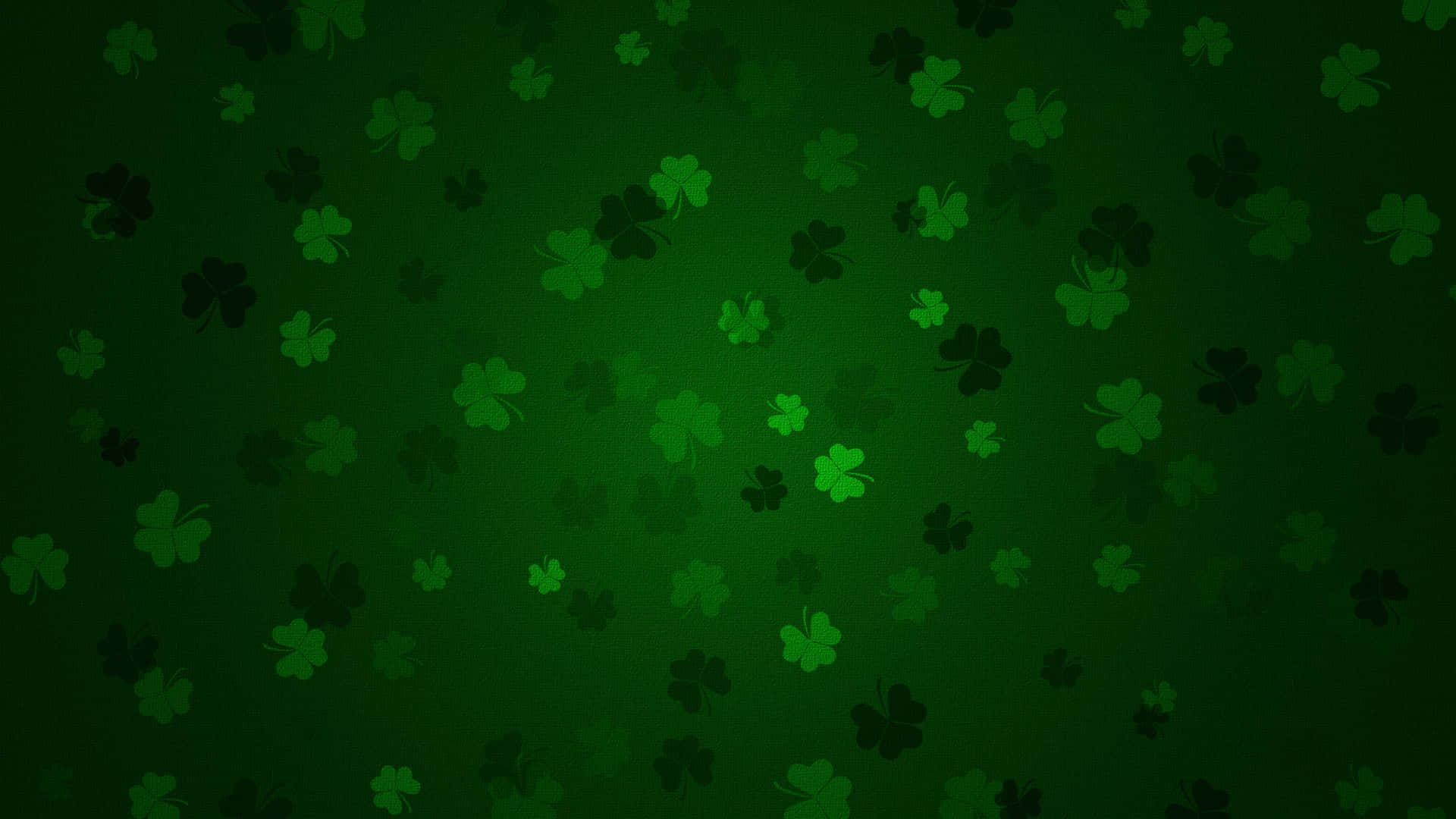 Saint Patricks Day 桌布 壁紙 — 漸變綠色背景散落著發光和深色的三葉草，營造出節日氣氛的聖派翠克節圖案。
