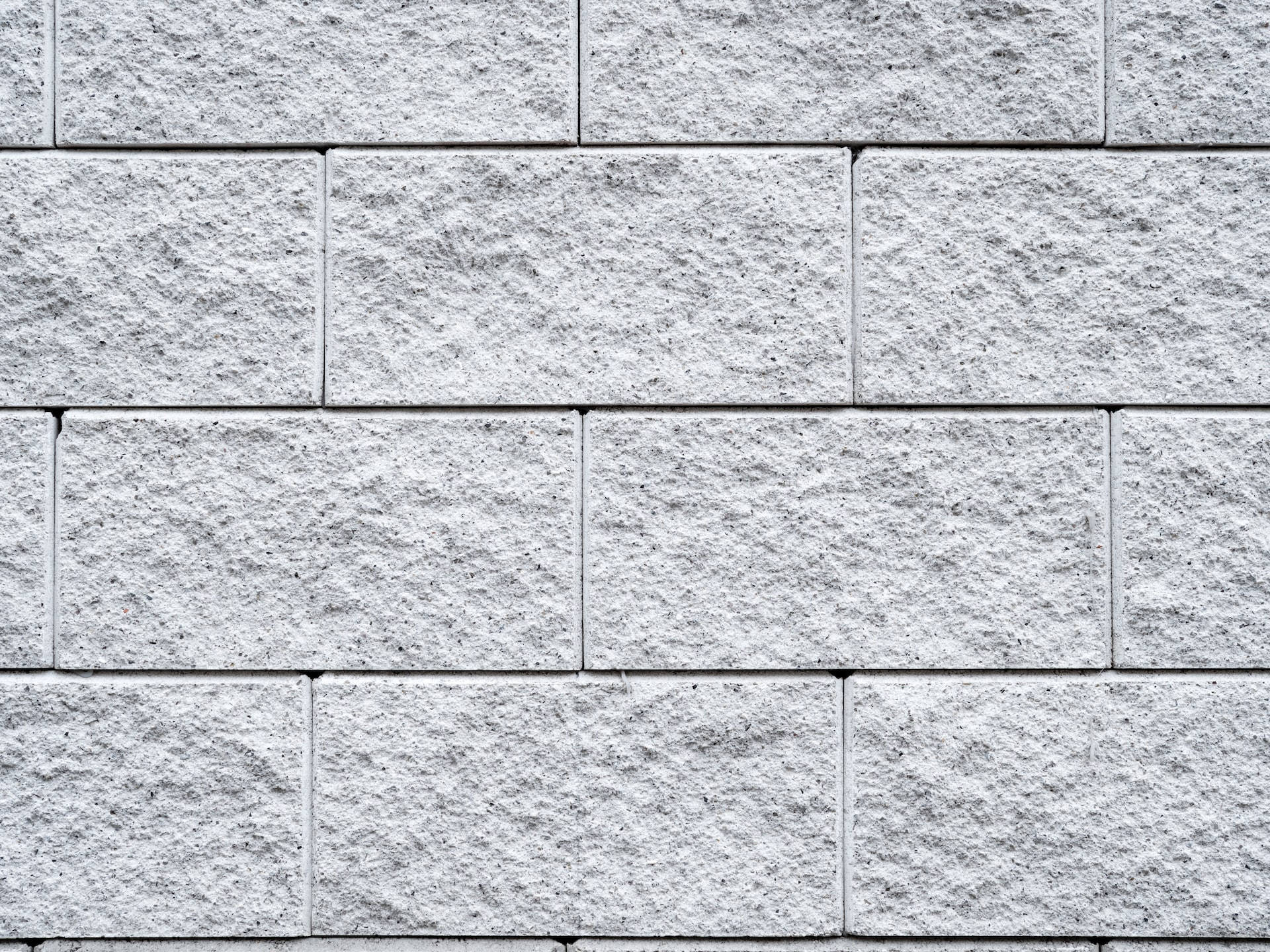 Brick Wall 桌布 壁紙 — 潔白石磚牆的特寫，表面帶有紋理，灰縫整齊。