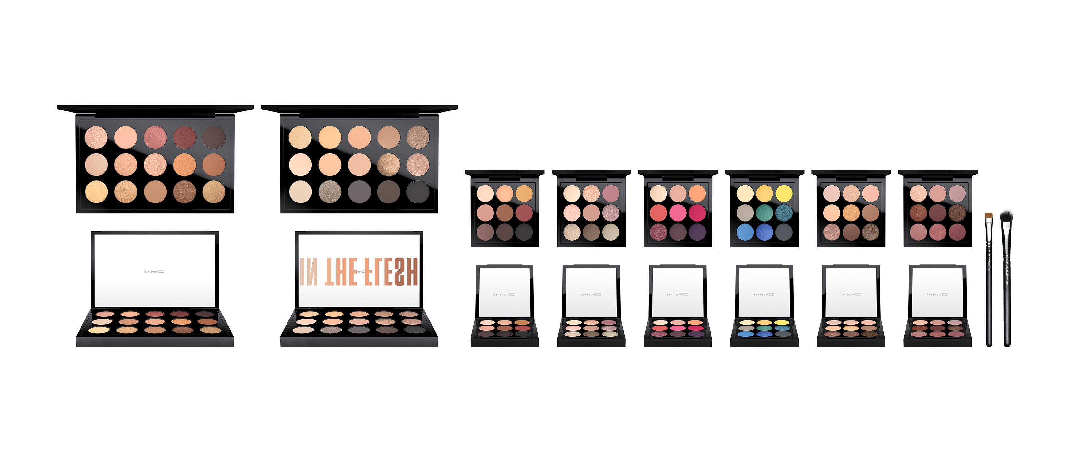 Cosmetics 桌布 壁紙 — 潔白背景展示多個打開的化妝盤和一支刷子，呈現多種眼影顏色和質感。