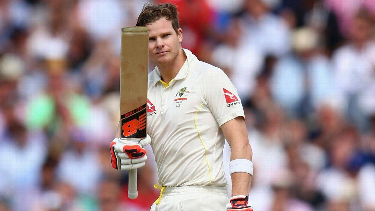 Steve Smith 桌布 壁紙 — 澳洲板球運動員史蒂夫·史密斯在陽光明媚的比賽日，自信地站在擠滿觀眾的體育場中，手持球棒。