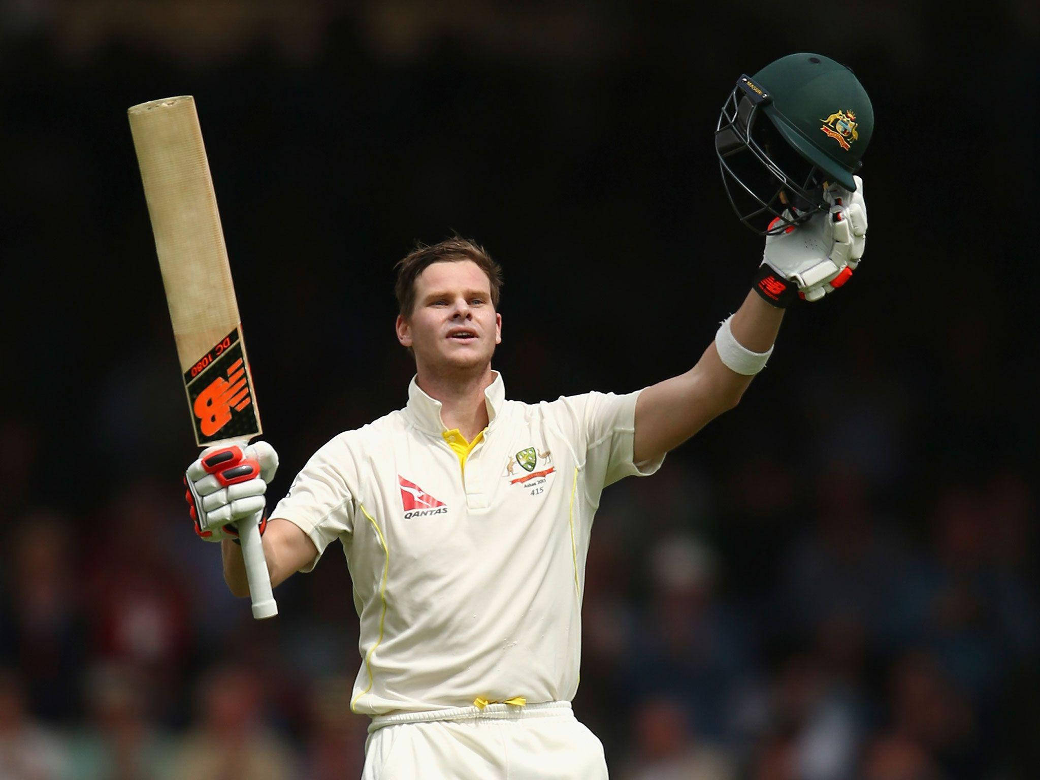 Steve Smith 桌布 壁紙 — 澳洲板球選手在日間比賽中高舉球棒和頭盔慶祝勝利。