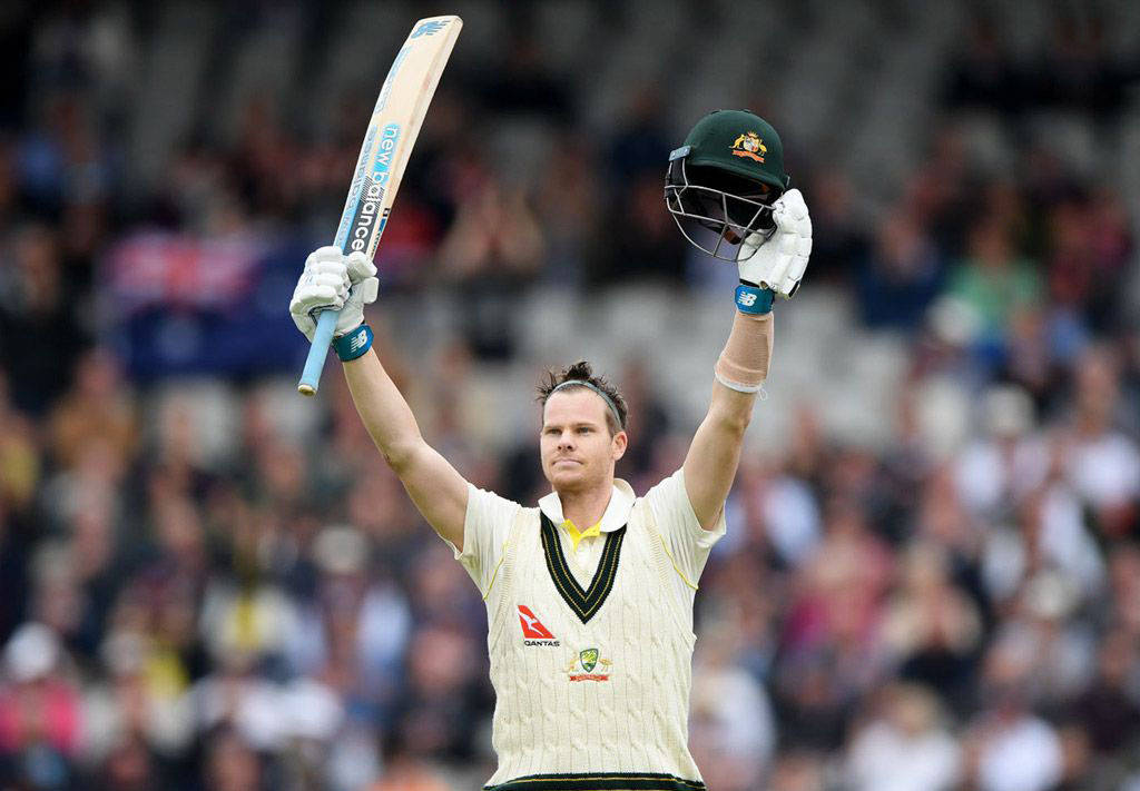 Steve Smith 桌布 壁紙 — 澳洲板球選手在歡呼的人群面前高舉球棒和頭盔慶祝勝利。