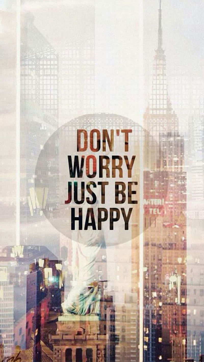 Dont Worry Be Happy 桌布 壁紙 — 激勵性文字疊加在分層的紐約市天際線上，包含自由女神像和帝國大廈。