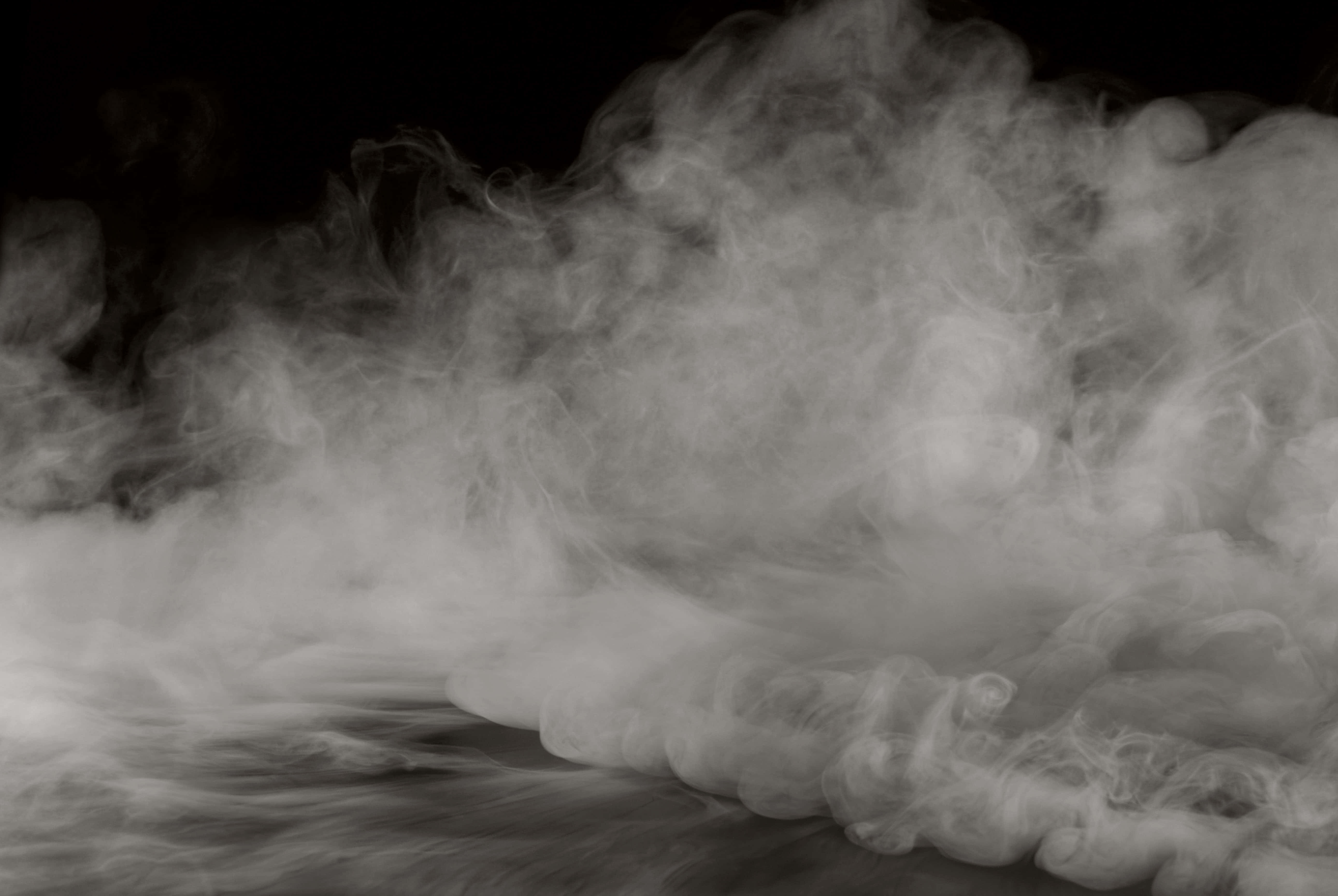 White Smoke 桌布 壁紙 — 濃厚白色煙霧在純黑背景上戲劇性地翻騰，營造出陰鬱的抽象紋理。