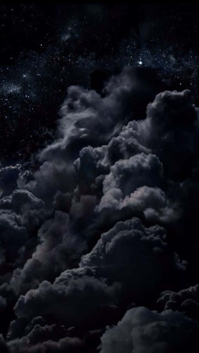 美學雲朵 桌布 壁紙 — 濃密的烏雲在繁星點點的夜空下翻滾，伴隨著發光的星雲和遙遠的星星。