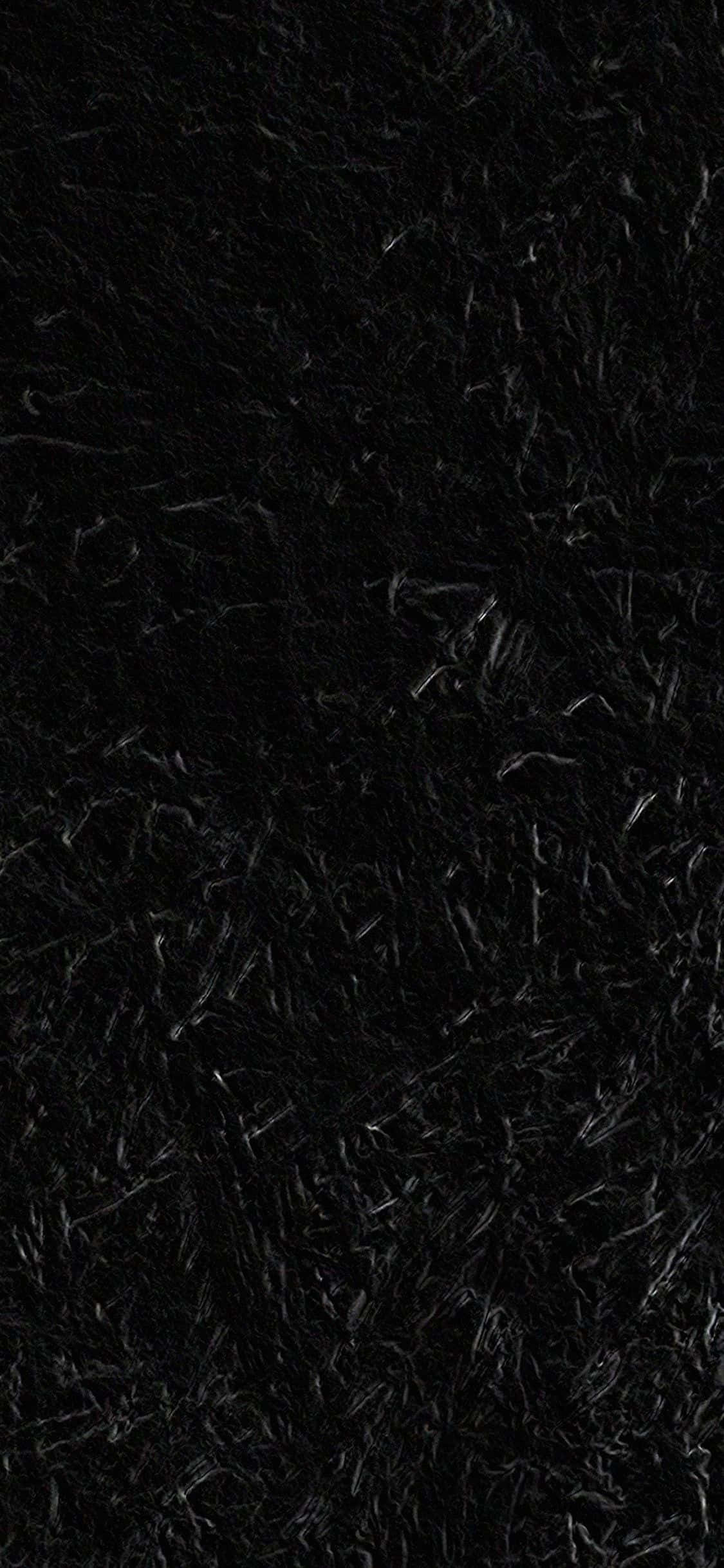 深色 iPhone 桌布 壁紙 — 濃密黑色蓬鬆毛髮的特寫，帶有微妙的灰色亮點，營造出柔軟的紋理表面。