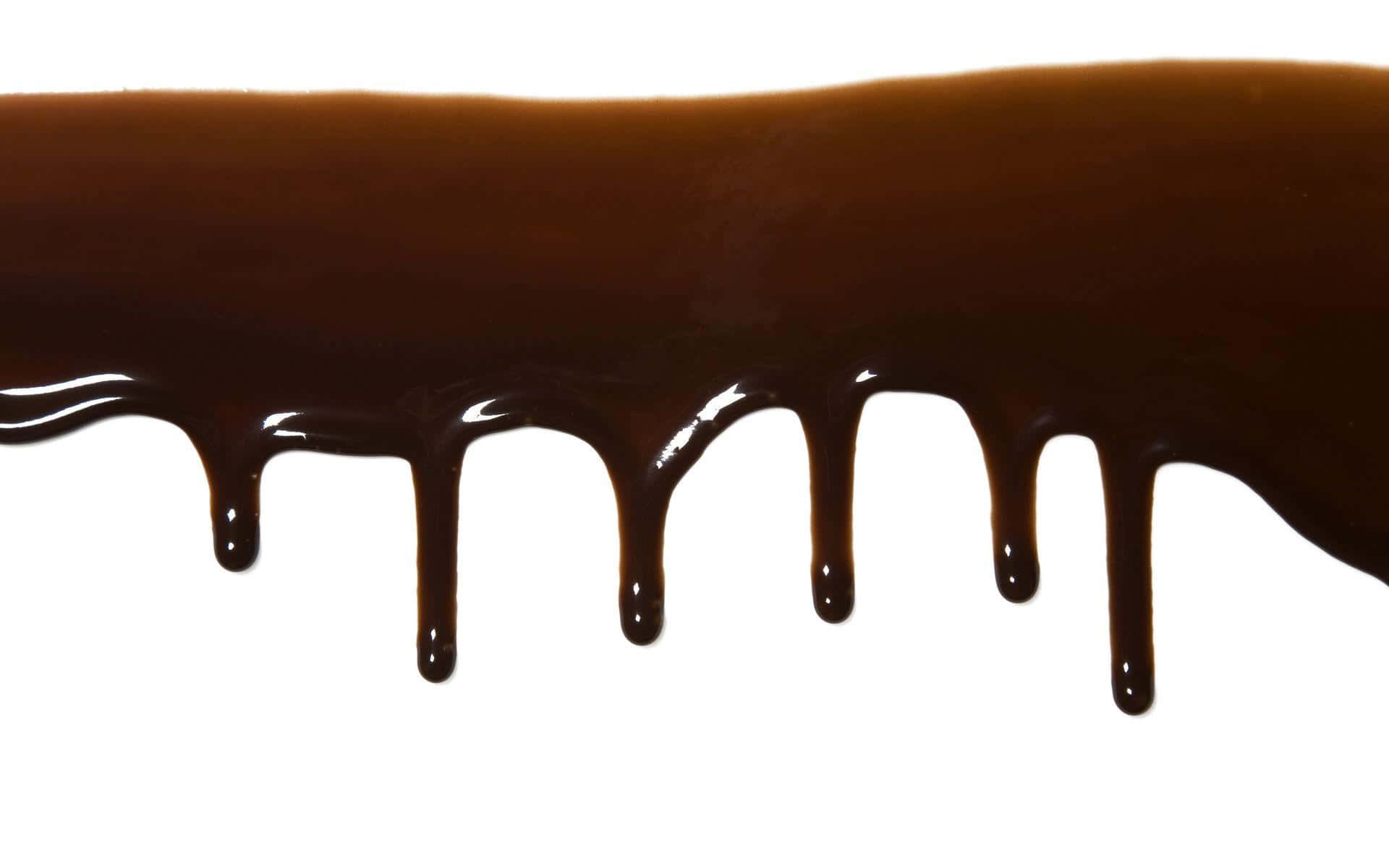 Brown Chocolate 桌布 壁紙 — 濃郁光澤的巧克力醬在純白背景上緩慢滴落成粗線條。