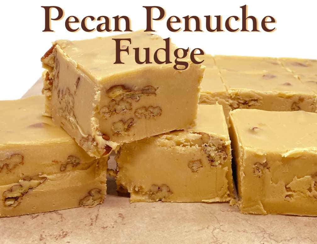 Penuche Fudge 桌布 壁紙 — 濃郁奶油味山核桃彭努奇軟糖方塊誘人地堆疊在大理石表面上，並帶有粗體文字覆蓋。
