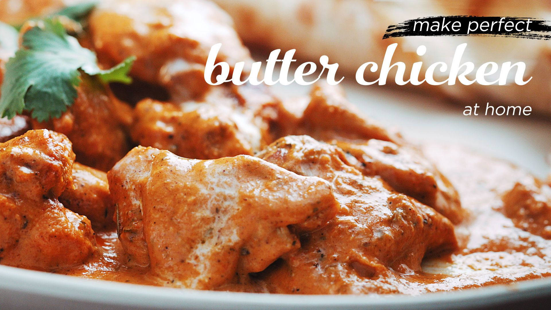 Butter Chicken 桌布 壁紙 — 濃郁奶油牛油雞的特寫，搭配嫩滑雞肉和新鮮香菜裝飾。