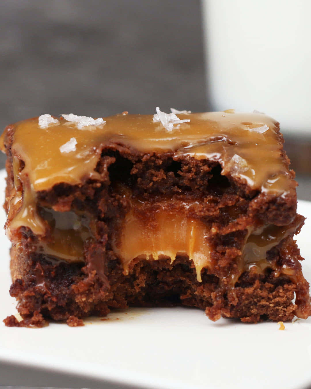 Caramel Brownie 桌布 壁紙 — 濃郁巧克力布朗尼，配上黏稠焦糖夾心及片狀海鹽，再淋上焦糖醬。