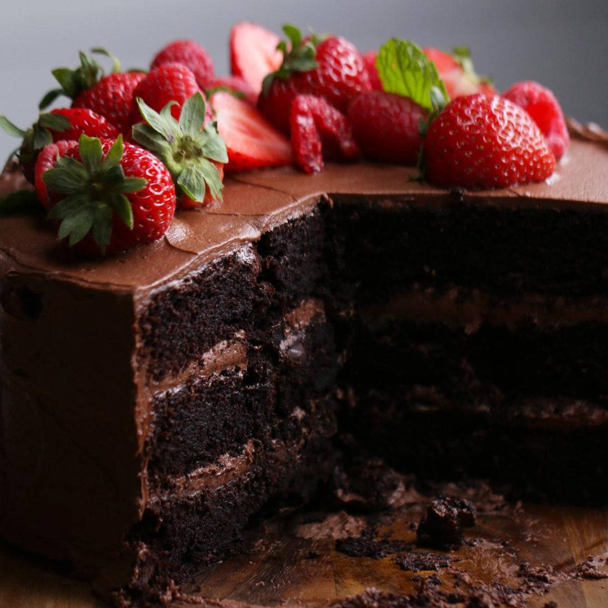 草莓 桌布 壁紙 — 濃郁巧克力蛋糕，配上光澤糖霜和新鮮草莓，並以薄荷葉裝飾。