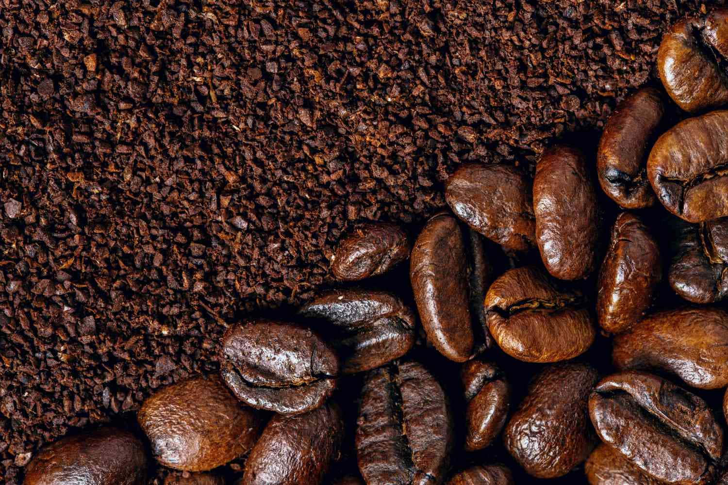 Coffee Beans 桌布 壁紙 — 濃郁深棕色咖啡豆與細磨咖啡在質感特寫中形成對比。