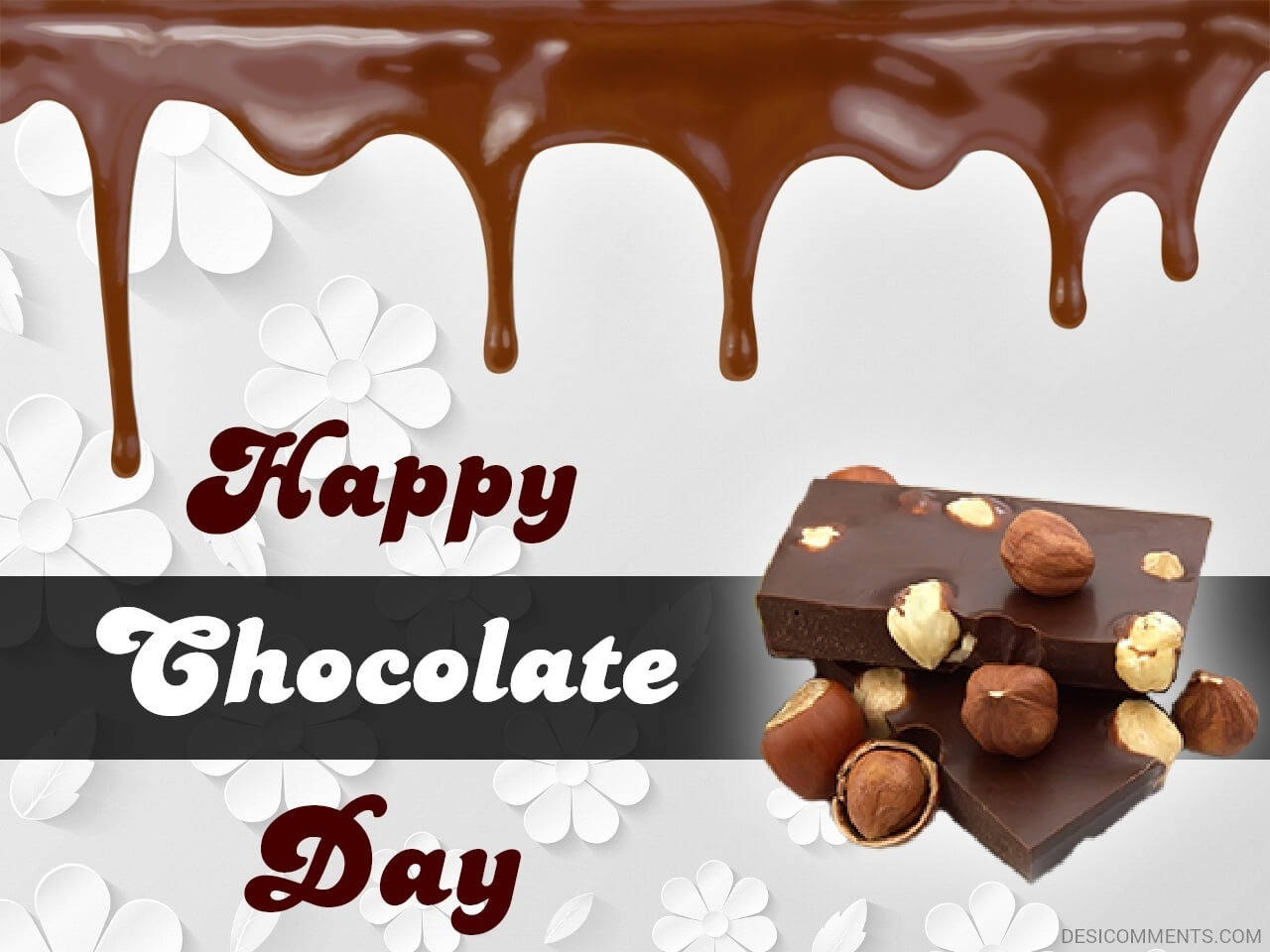 Chocolate 桌布 壁紙 — 濃郁的巧克力滴落在白色紙花上，搭配榛果碎和慶祝巧克力日的節日文字。