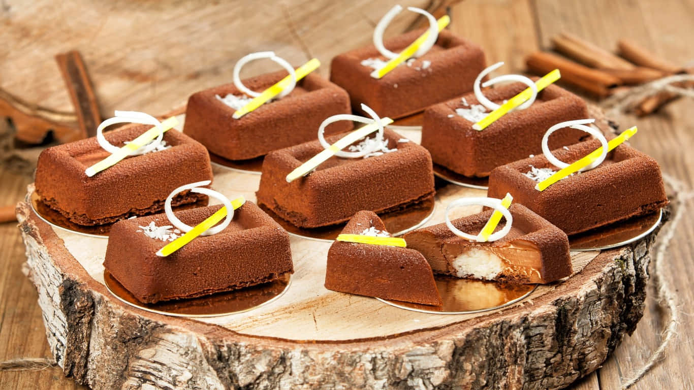 1366x768 Pastries 桌布 壁紙 — 濃郁的巧克力蛋糕撒上可可粉，並以椰絲和黃色絲帶裝飾，放在質樸的木製托盤上。