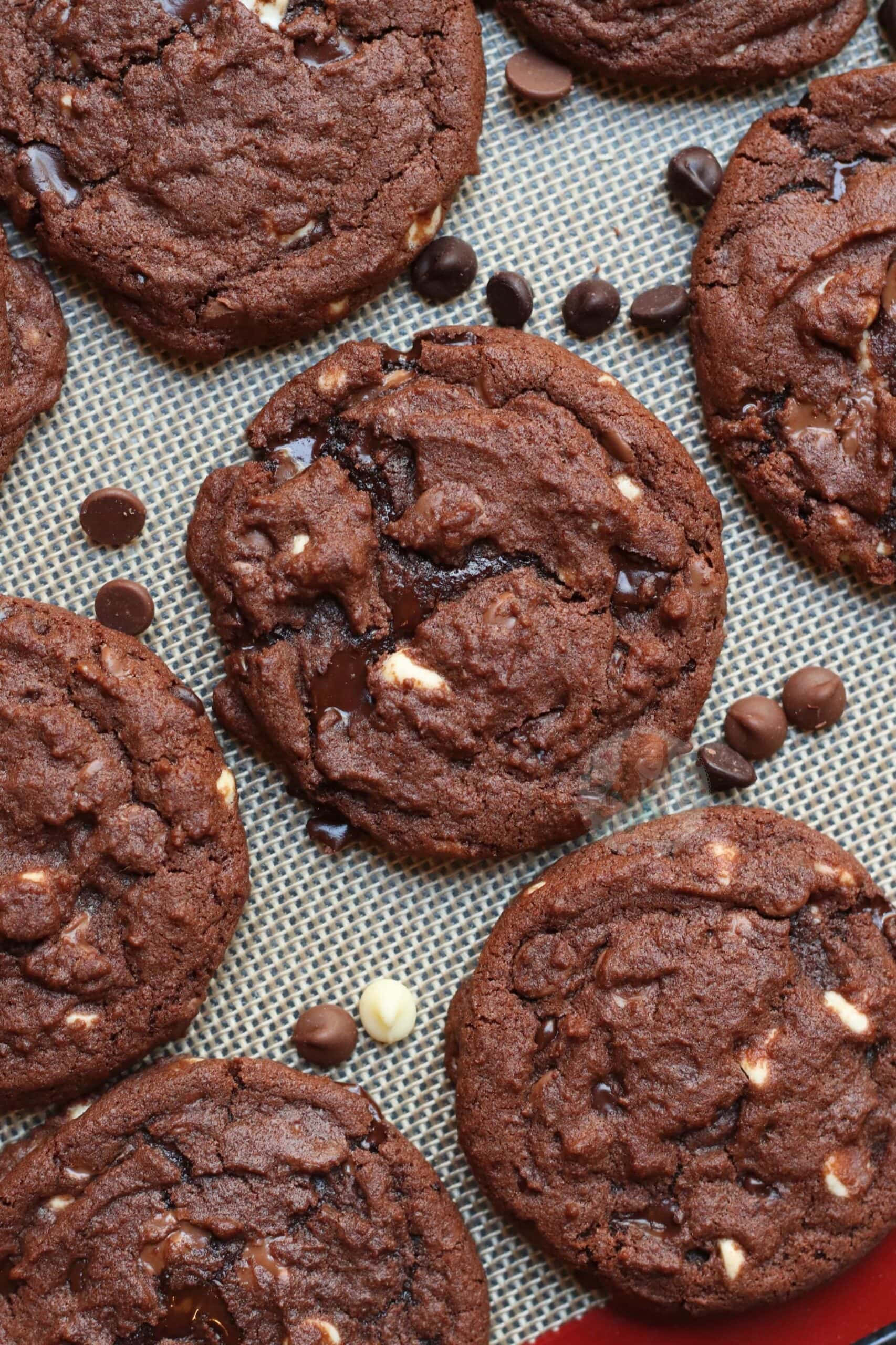 Cookie 桌布 壁紙 — 濃郁的巧克力餅乾，綴以黑巧克力和白巧克力粒，放在矽膠烘焙墊上。