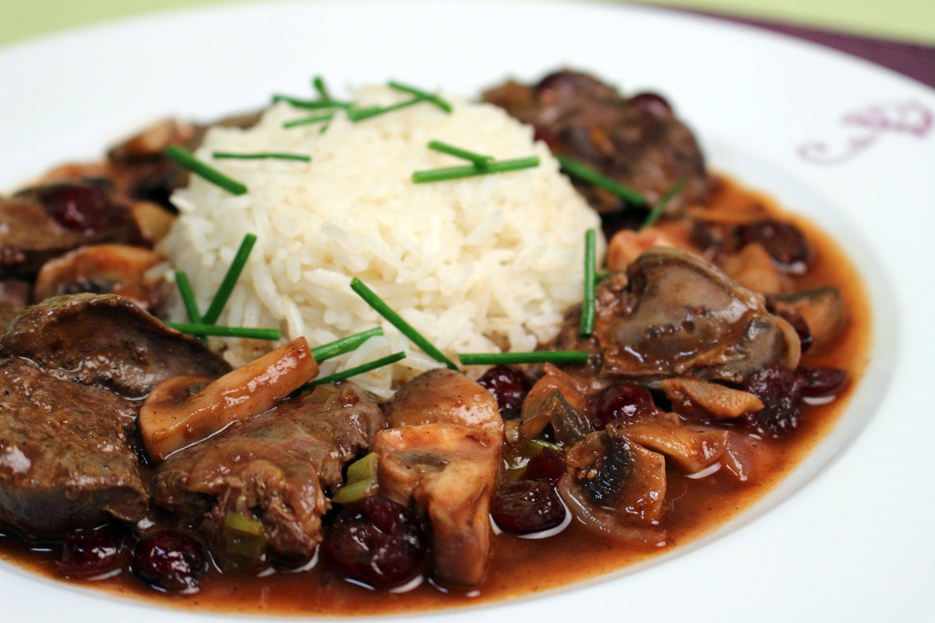 Rice 桌布 壁紙 — 濃郁的燉肉，包含嫩肉、蘑菇和蔓越莓，搭配一堆白米飯，並用新鮮韭菜點綴。