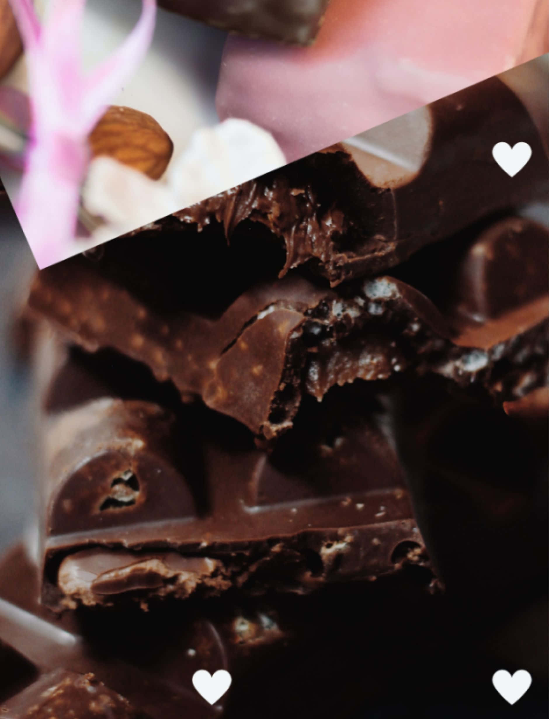 Dark Chocolate 桌布 壁紙 — 濃郁黑巧克力塊搭配杏仁和粉紅絲帶的微距頹廢甜點照。