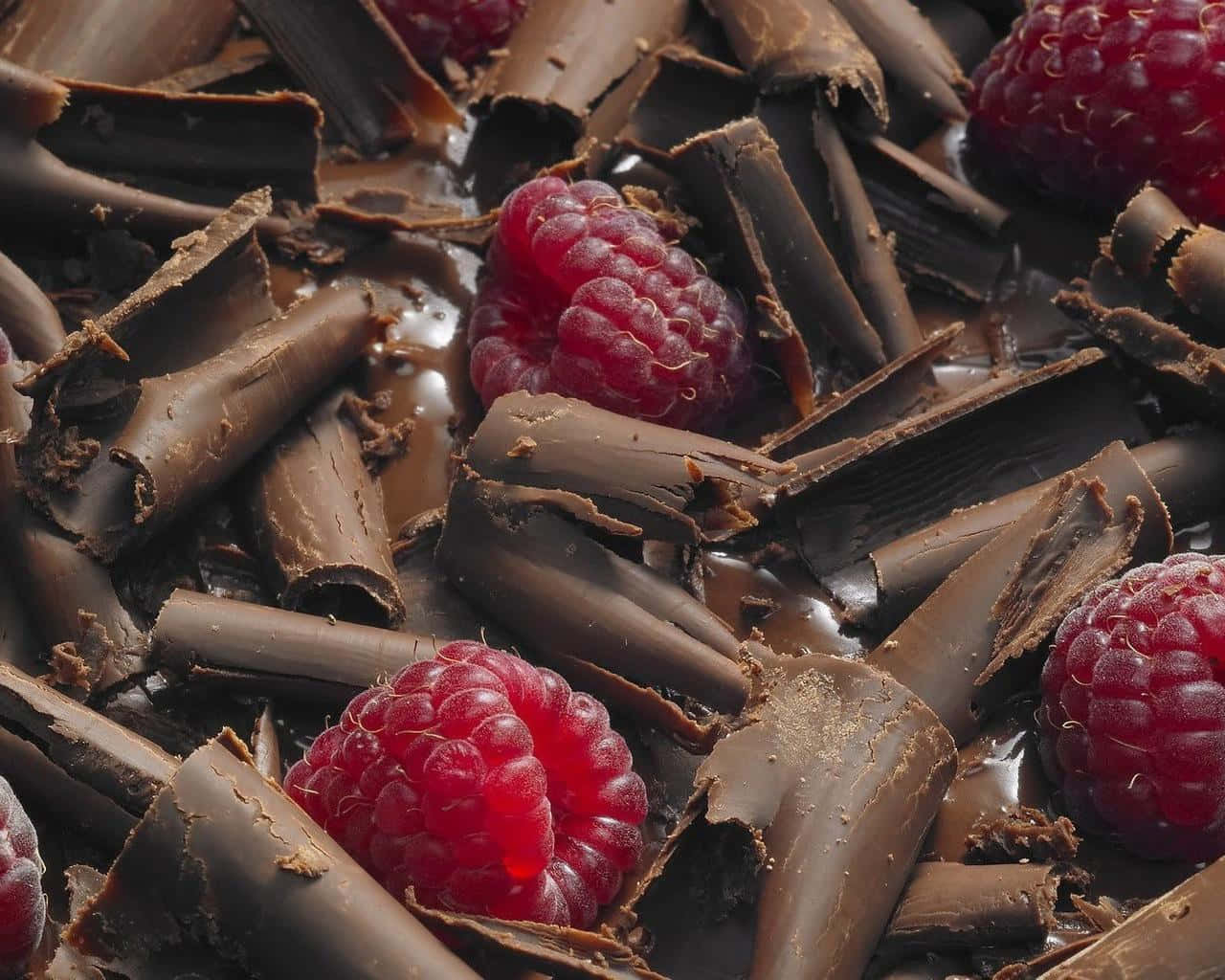 Raspberry 桌布 壁紙 — 濃郁黑巧克力碎片和光澤紅覆盆子營造出近距離的奢華甜點。