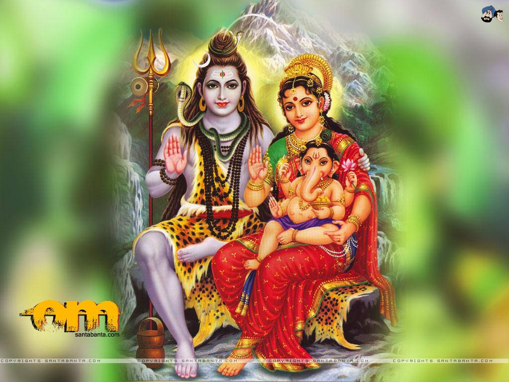 Lord Shiva Family 桌布 壁紙 — 濕婆、帕爾瓦蒂和嬰兒象神甘尼許一起坐在茂密的山區環境中，周圍環繞著神聖的光芒和鮮豔的色彩。