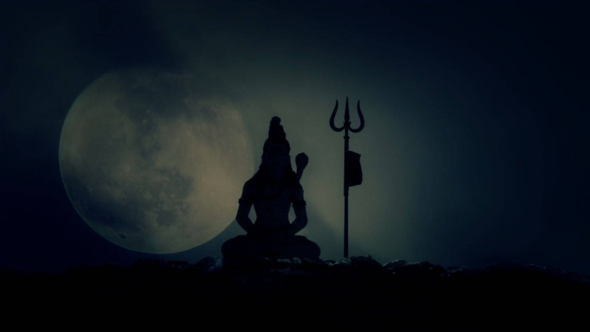 shiva dark 桌布 壁紙 — 濕婆在黑暗夜晚的巨大滿月下冥想，三叉戟放在身旁的剪影。
