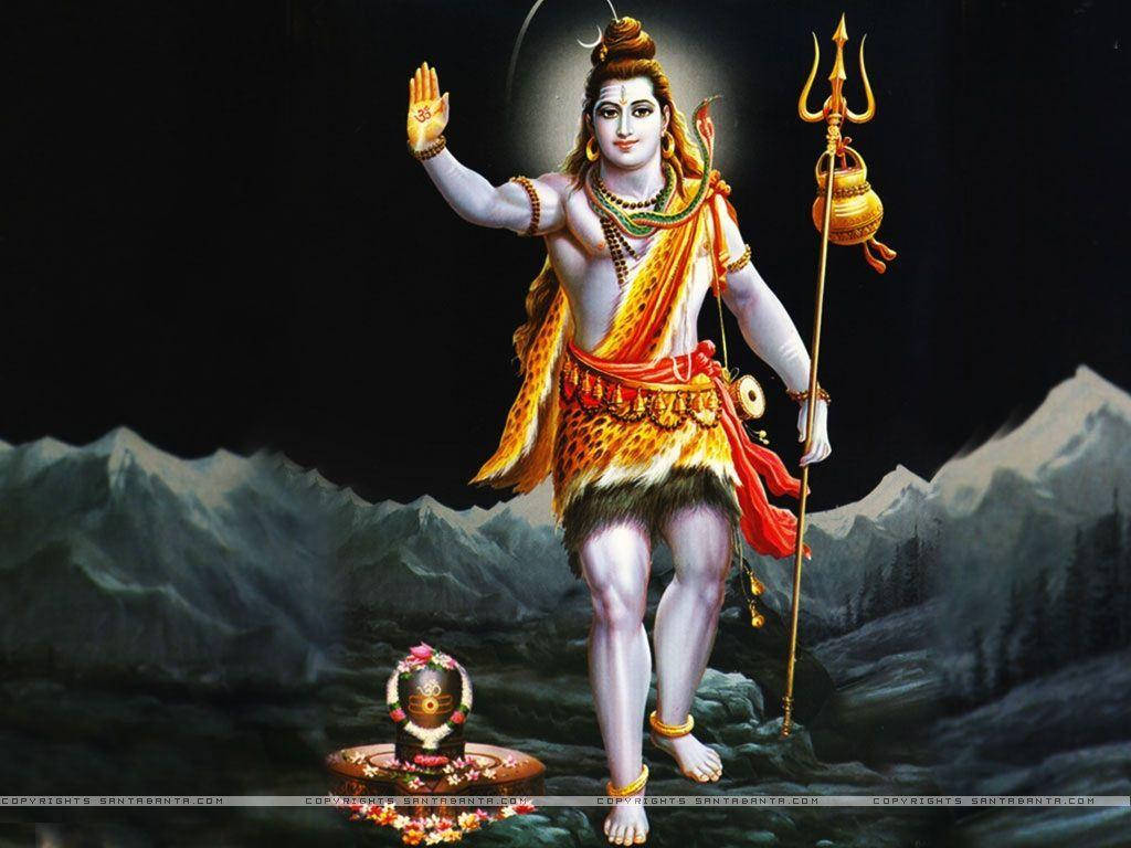 shiv shankar HD 桌布 壁紙 — 濕婆神威嚴地站在山頂上，手持三叉戟和舉起的手，穿著鮮豔的橙色和紅色衣服，背景黑暗。