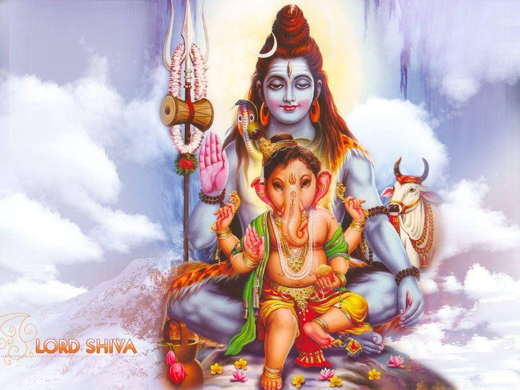 Shiv Parivar 桌布 壁紙 — 濕婆神與嬰兒象神甘尼許安詳地坐在被雲霧和神聖符號環繞的山峰上。
