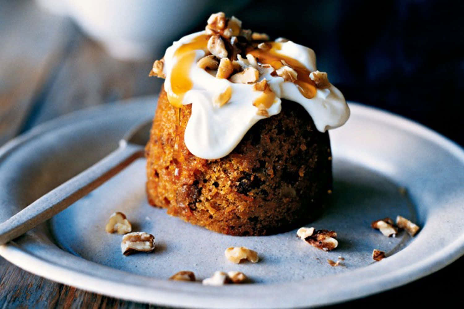Winter Desserts 桌布 壁紙 — 濕潤的焦糖核桃蛋糕，上面有鮮奶油和醬汁，放在鄉村風格的盤子上，周圍撒了些堅果。