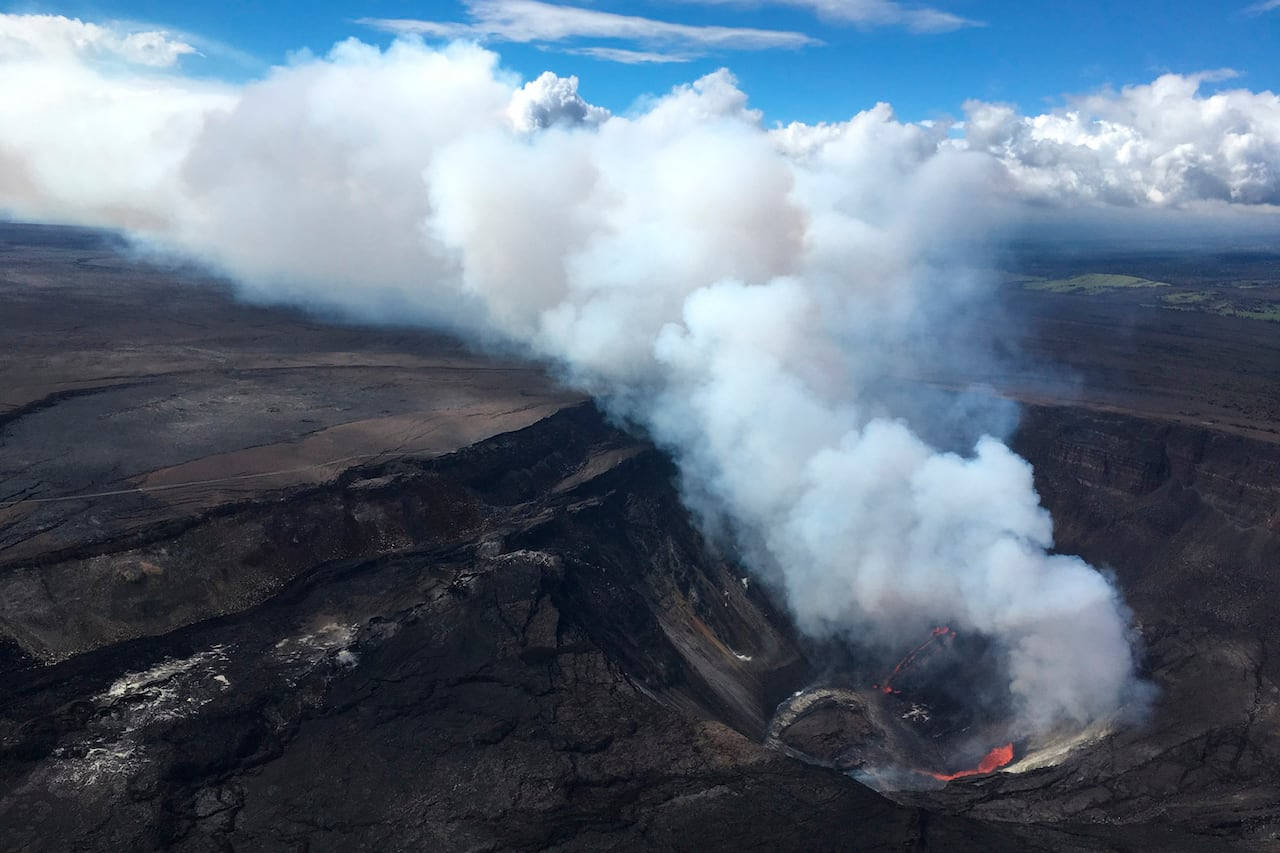 自然 桌布 壁紙 — 火山口噴發的航拍圖，熔岩發光，白煙滾滾，背景是藍天白雲。