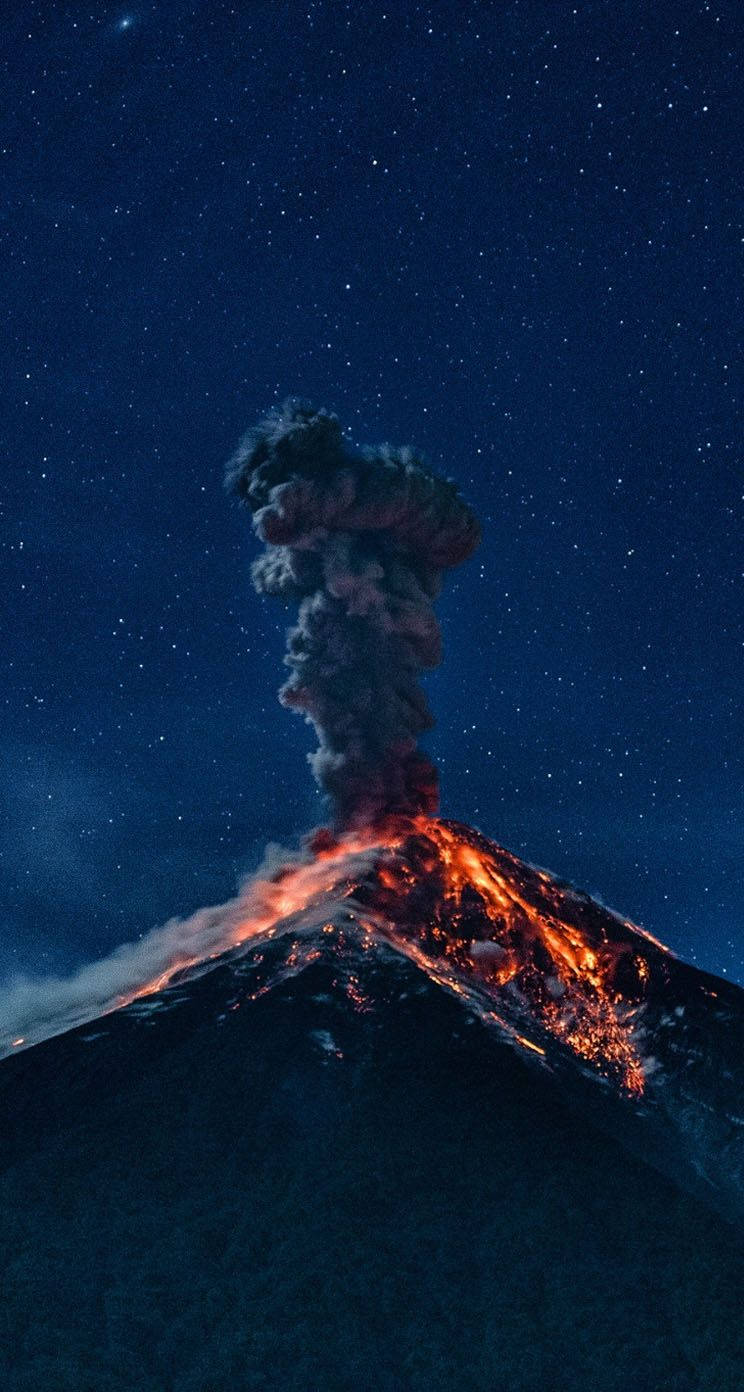 Guatemala 桌布 壁紙 — 火山在夜間爆發，發出熾熱的熔岩和火山灰柱，映襯著星空。