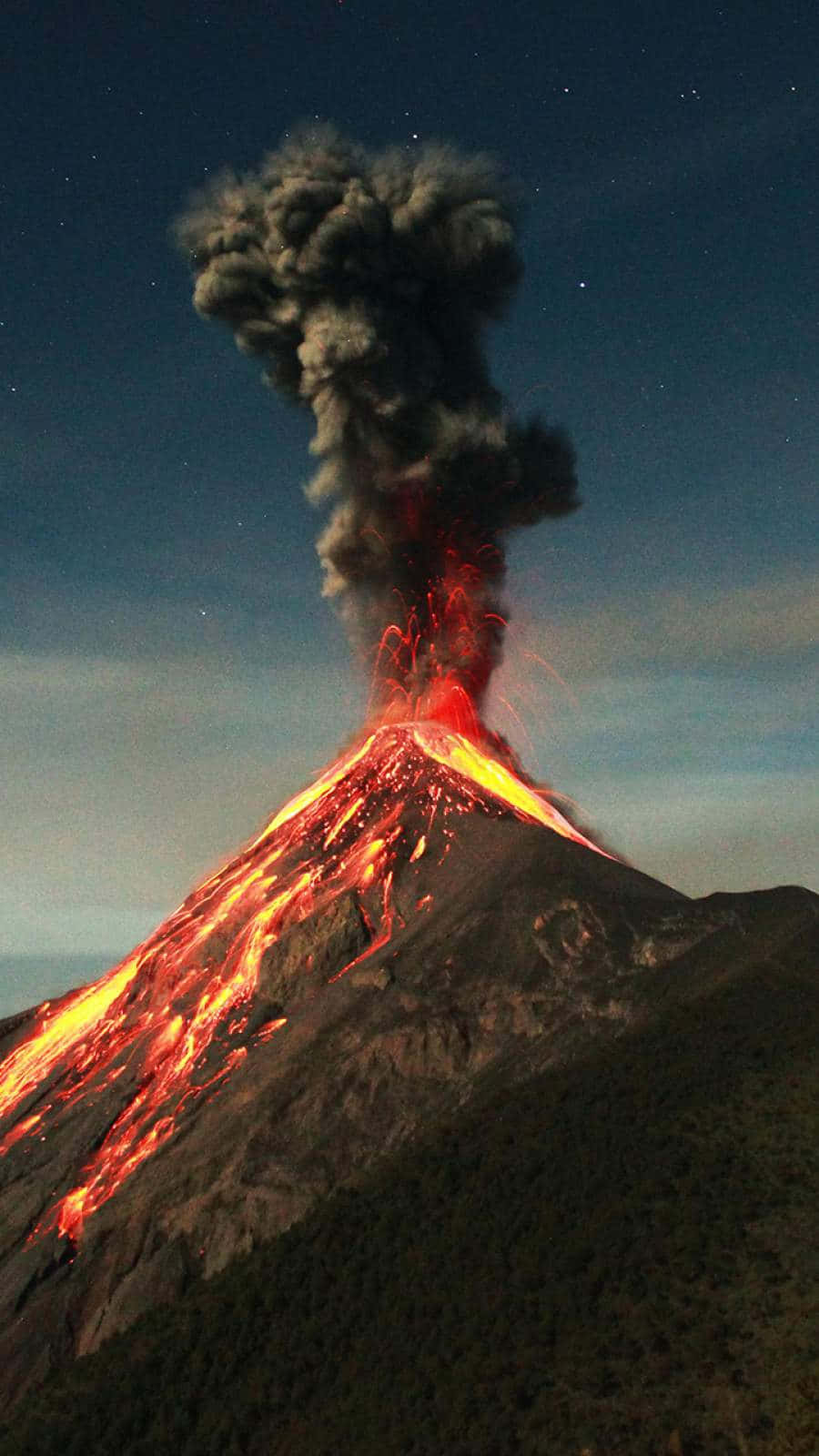 自然 桌布 壁紙 — 火山在夜間猛烈爆發，熔岩流和巨大火山灰柱映襯著星空。