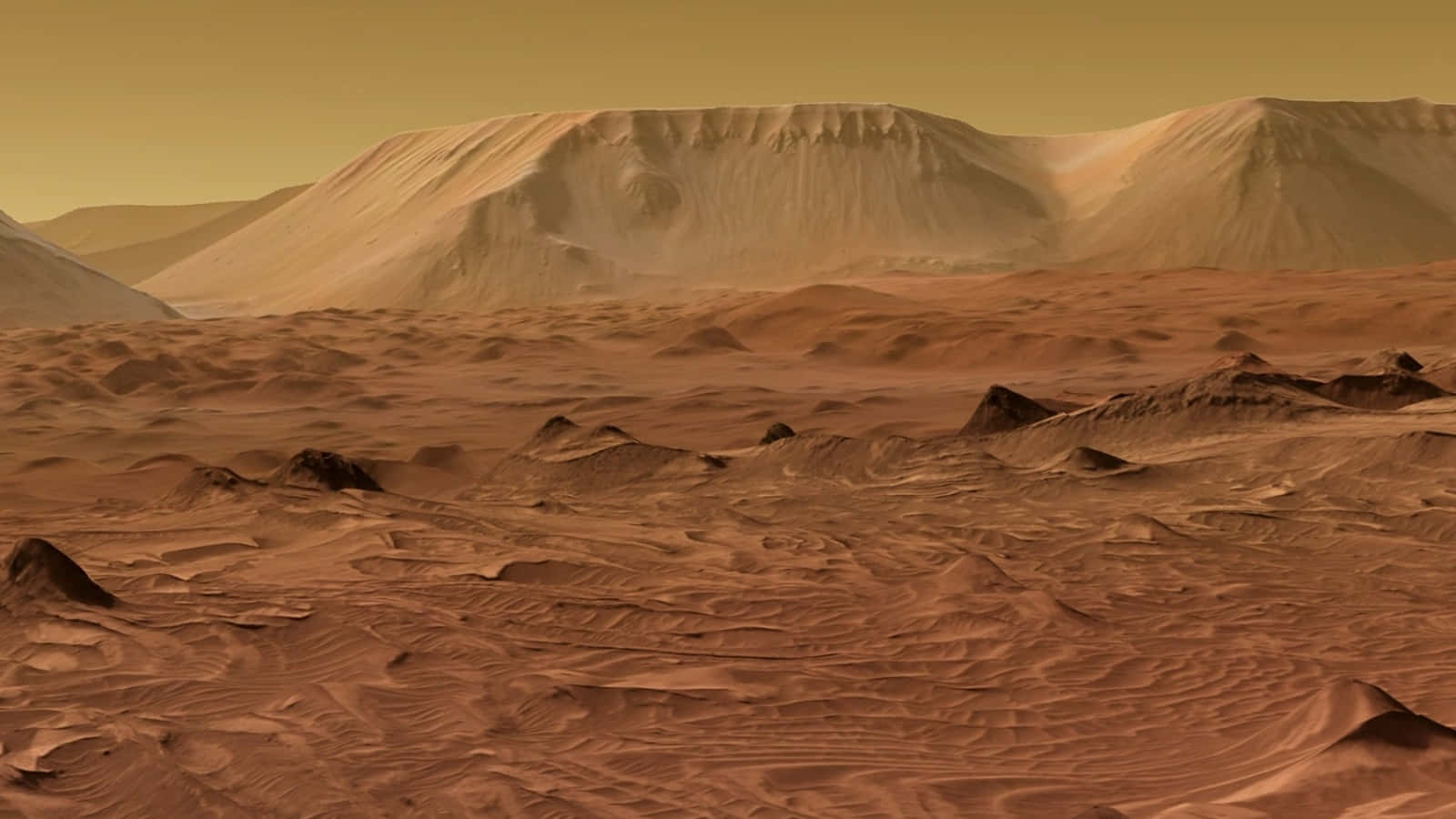 Mars Surface 桌布 壁紙 — 火星上廣闊的沙漠景觀，有起伏的沙丘和遠處的山脈，在朦朧的橙色天空下。