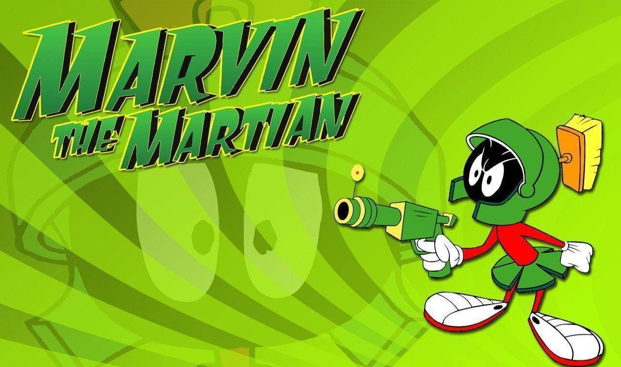 Marvin The Martian 桌布 壁紙 — 火星人馬文穿著綠色太空服，在充滿活力的綠色漩渦背景前瞄準雷射槍。