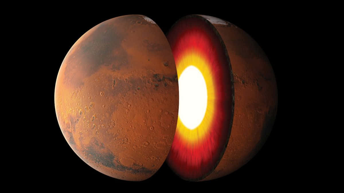 Mars Planet 桌布 壁紙 — 火星橫截面，揭示在黑色太空背景下帶有火紅和黃色層的發光核心。
