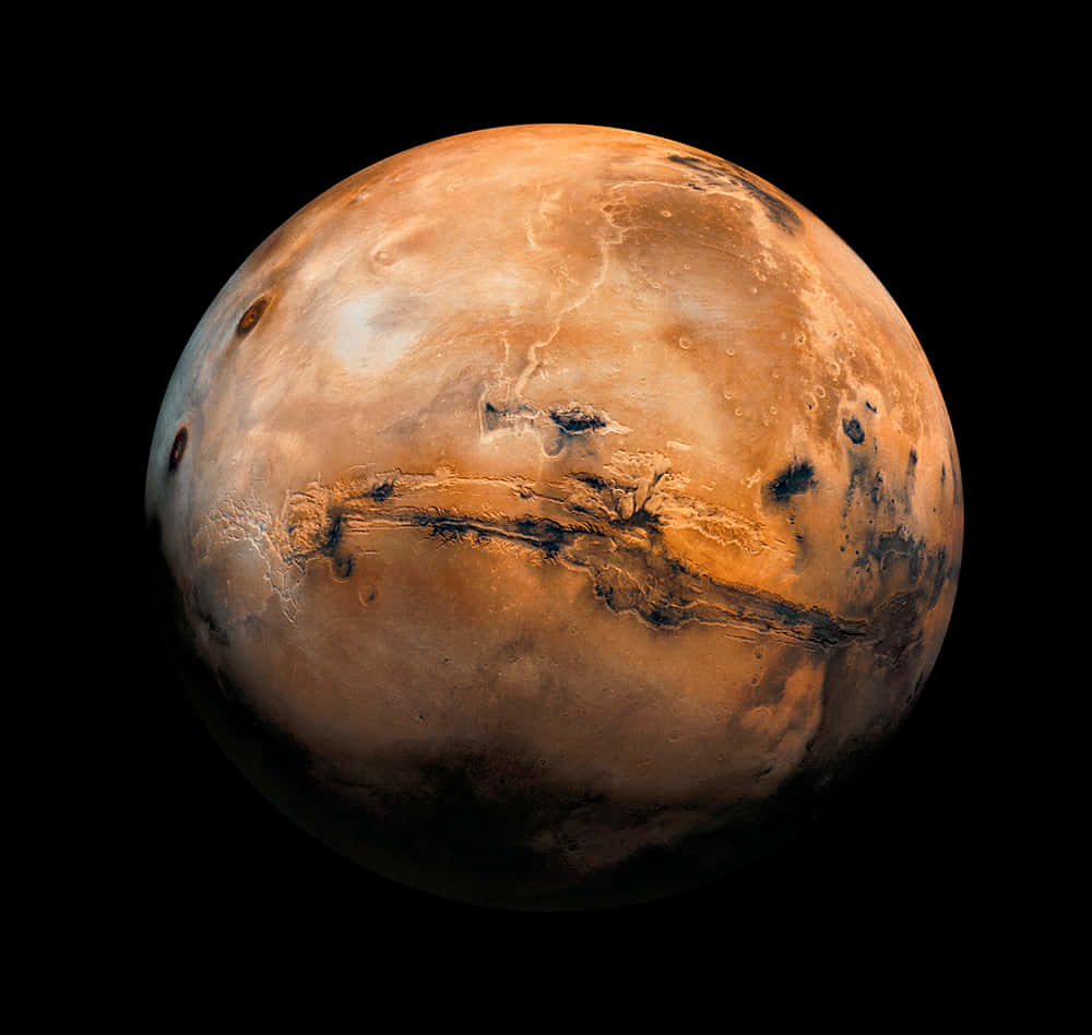 Mars Planet 桌布 壁紙 — 火星的詳細視圖，展示其鏽橙色表面，帶有黑暗的火山平原和蜿蜒的峽谷，背景是太空的黑色虛空。