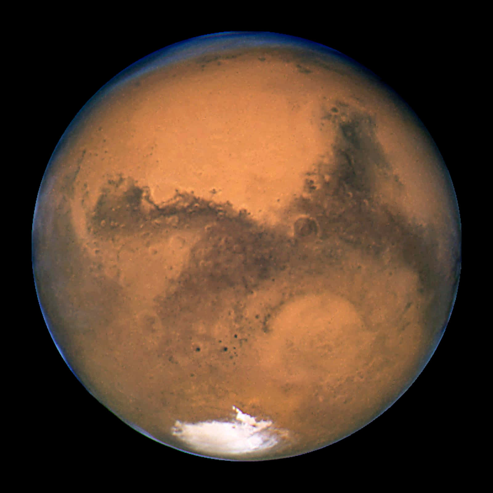 Mars Planet 桌布 壁紙 — 火星的鮮明景象，展示其鏽橙色表面帶有深色標記和明亮的極冠，背景是黑色的太空虛空。