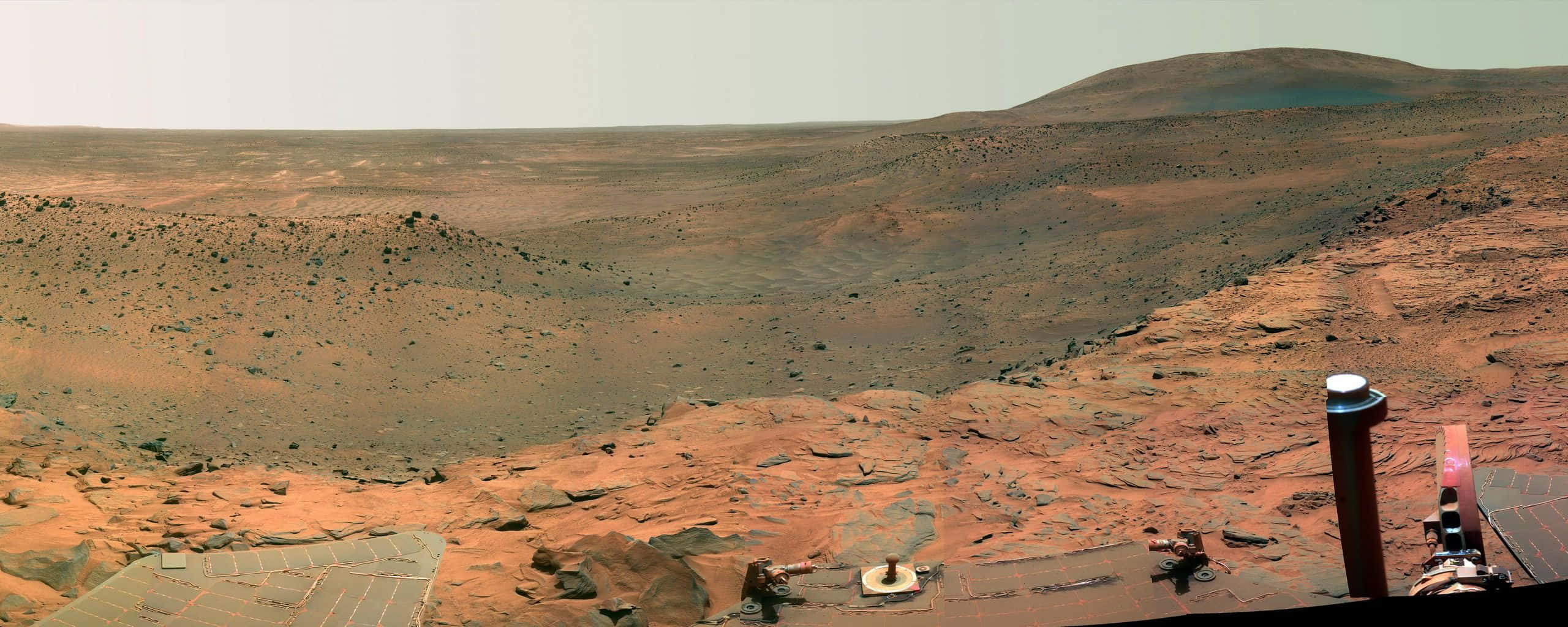 Mars Landscape 桌布 壁紙 — 火星鏽紅色沙漠景觀的全景視圖，前景可見探測車及其設備。