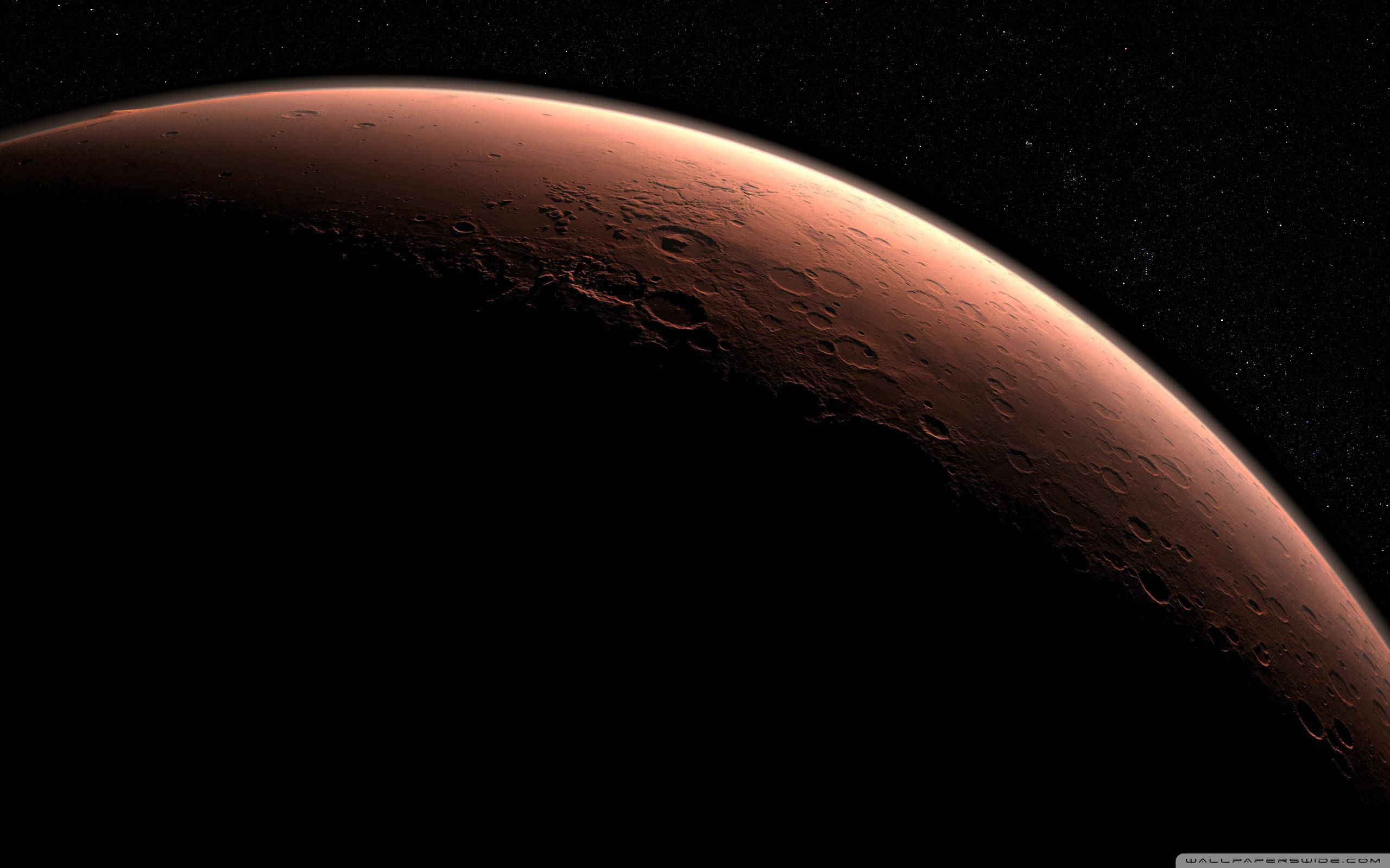 Mars iPhone 桌布 壁紙 — 火星鏽色表面在佈滿星星的黑色天空中彎曲的壯麗景色。