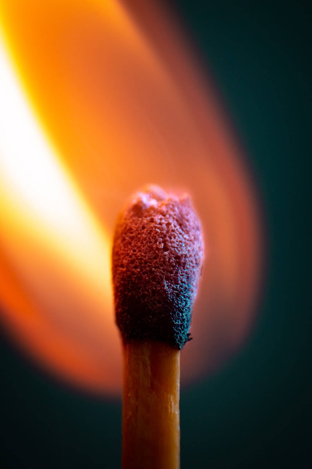 火焰動畫 桌布 壁紙 — 火柴燃燒的特寫，在黑暗背景上呈現鮮豔的橙色火焰。