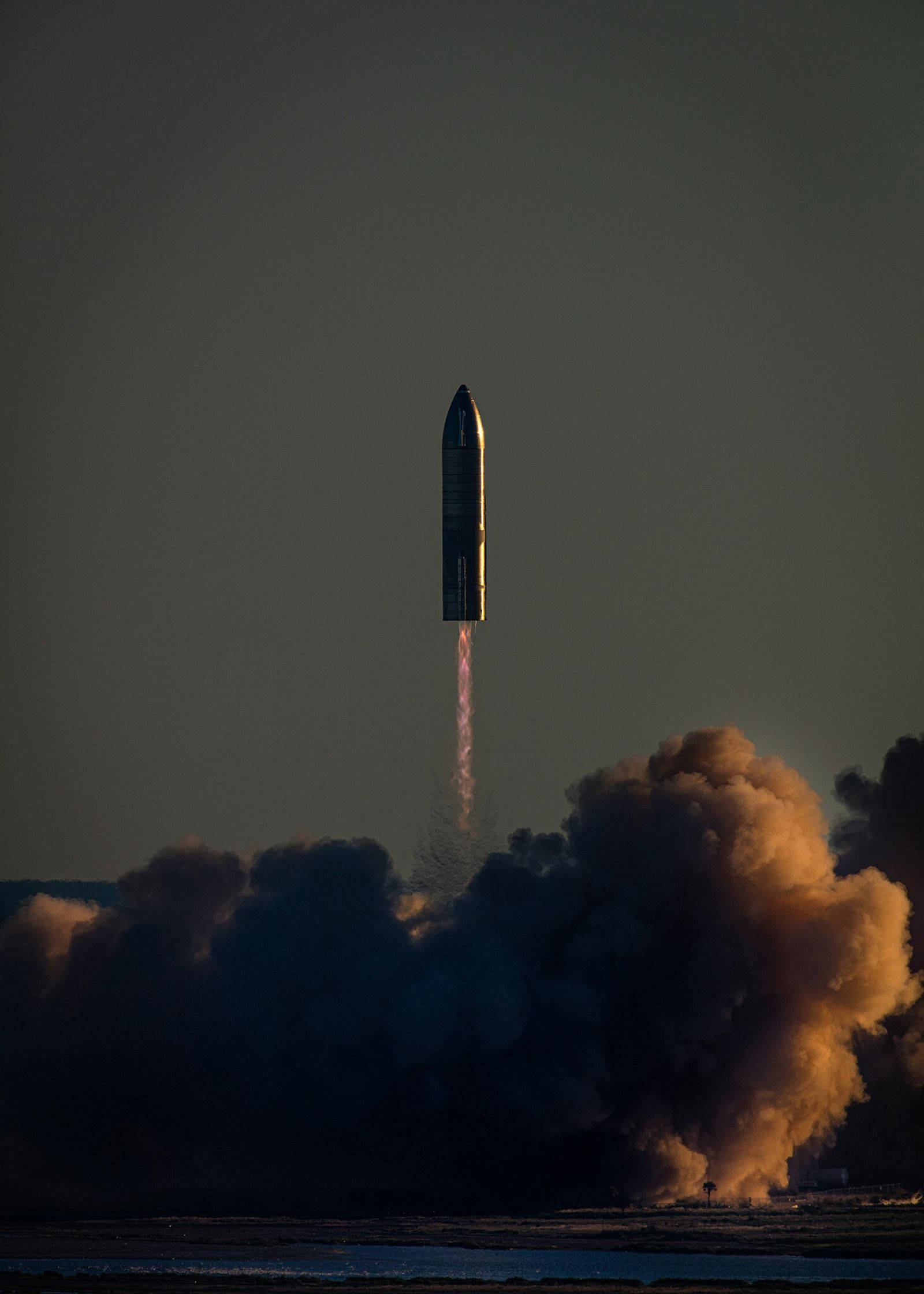 Spacex Starship 桌布 壁紙 — 火箭強力升入暮色天空，留下熾熱的軌跡，下方濃煙滾滾。
