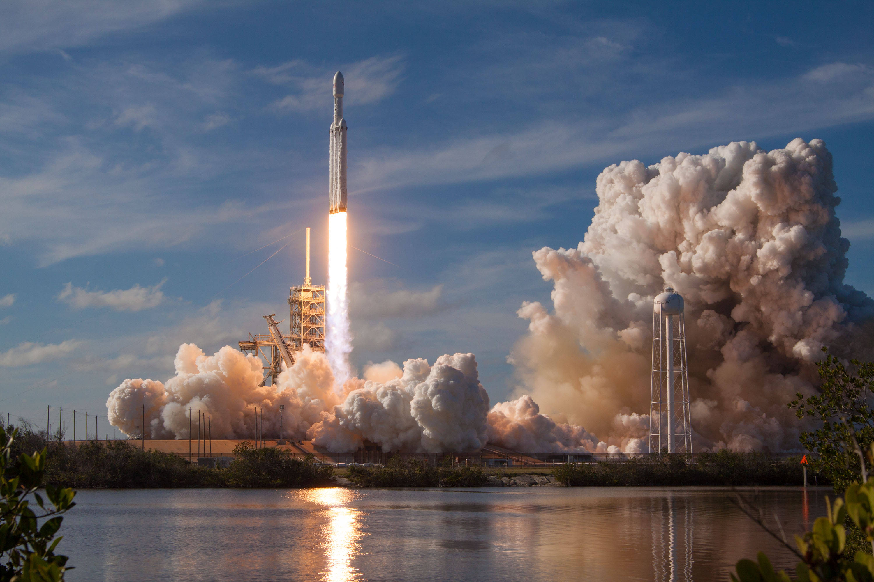 NASA 動態圖片 桌布 壁紙 — 火箭從發射台升空，向晴朗的藍天噴出大量煙霧和火焰。