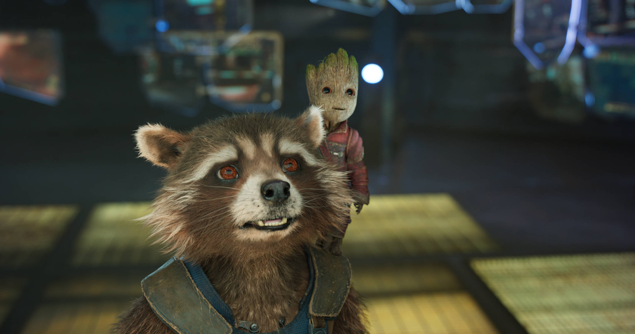 Baby Groot 桌布 壁紙 — 火箭浣熊和格魯特站在昏暗的未來駕駛艙中，身後有發光的面板和全息顯示器。
